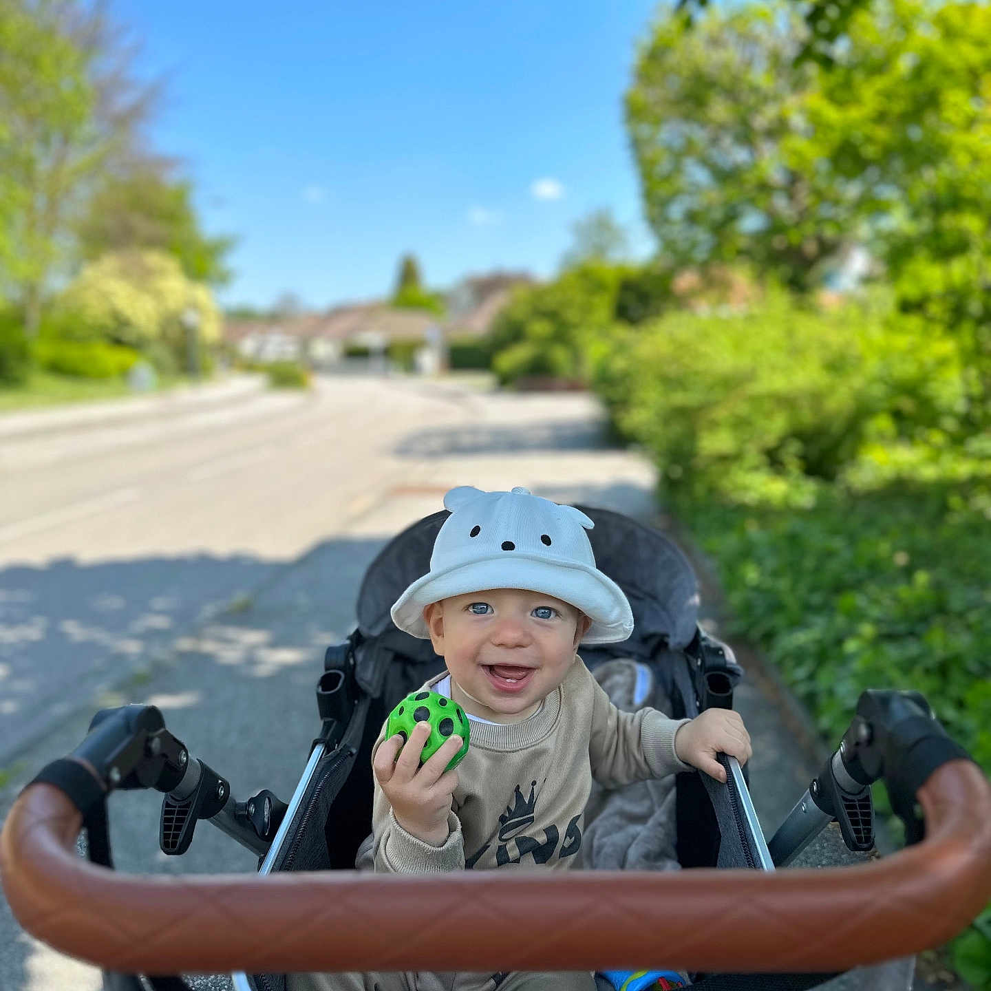 Veronica Popa a rejoint le concours — aidez-le/la à gagner de superbes lots ! baby, ball, blue_sky, child, clothing, cute, daytime, greenery, happy, hat, nature, outdoor, park, person, playful, road, smiling, stroller, sunlight, toy