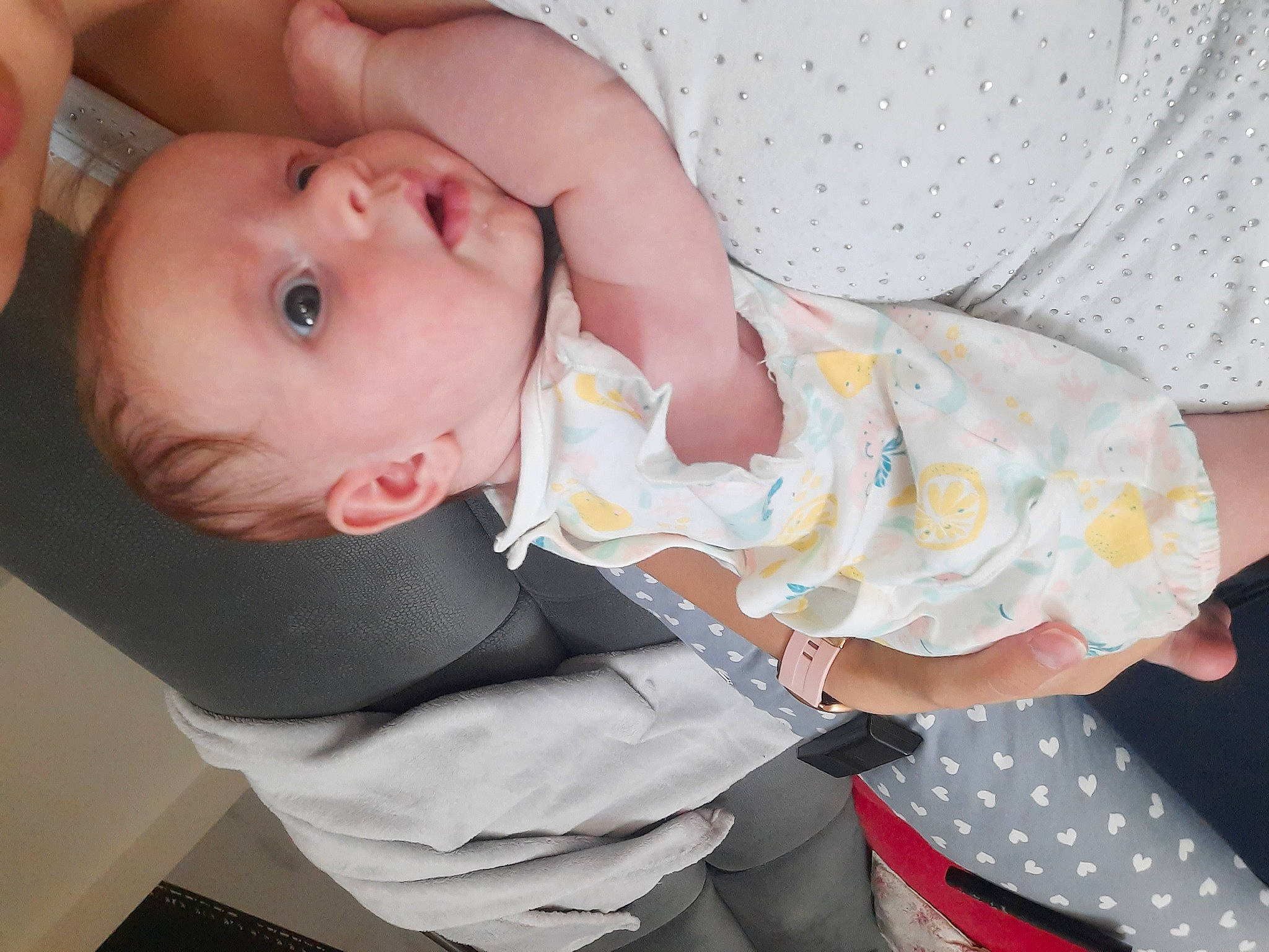 Lily a rejoint le concours — aidez-le/la à gagner de superbes lots ! baby, baby_products, baby_toddler_clothing, cheek, child, comfort, dress, eyelash, finger, happy, human_body, iris, lip, pattern, person, pink, sitting, skin, sleeve, toddler