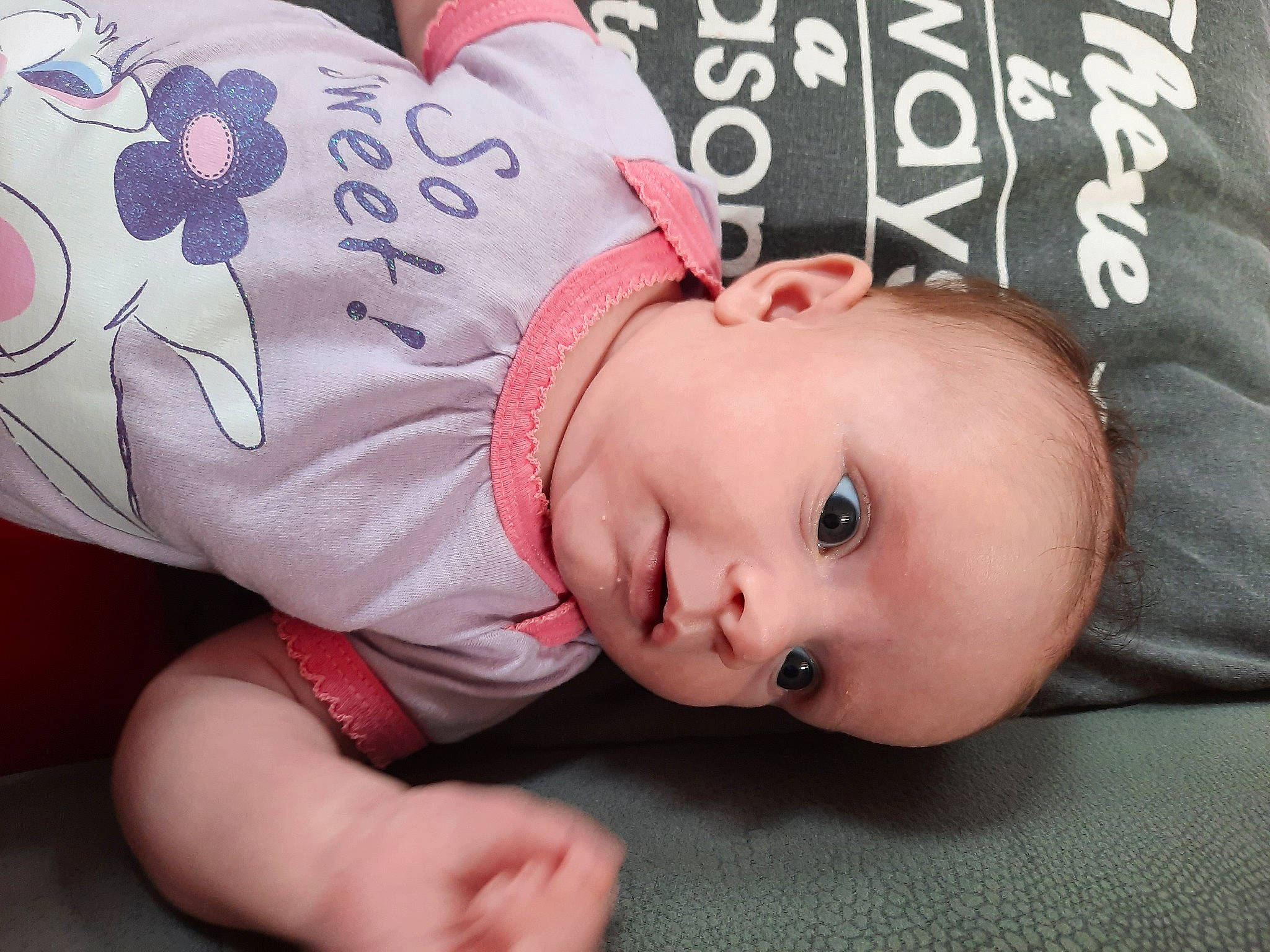 Lily a rejoint le concours — aidez-le/la à gagner de superbes lots ! baby, baby_toddler_clothing, cheek, chin, eye, eyelash, face, finger, hand, head, headgear, human_body, lip, mammal, mouth, nose, person, pink, skin, sleeve