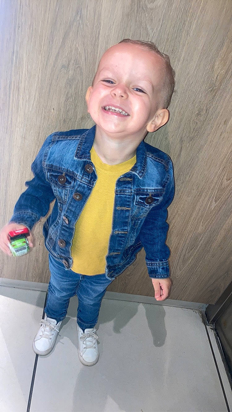 Milan a rejoint le concours — aidez-le/la à gagner de superbes lots ! arm, baby_toddler_clothing, cheek, child, chin, denim, electric_blue, human_body, iris, jeans, joy, leg, nose, outerwear, person, skin, sleeve, smile, standing, t_shirt