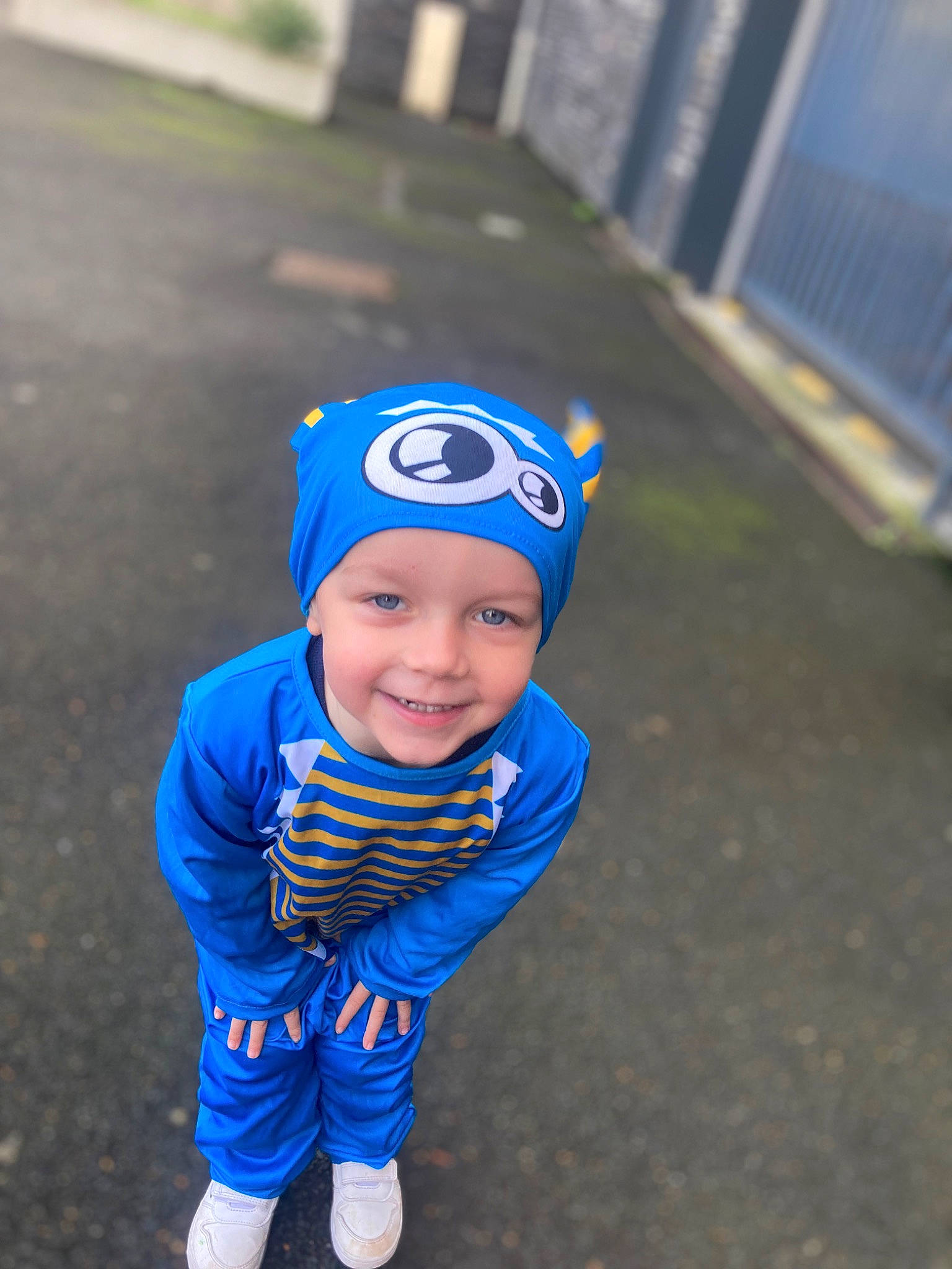 Milan a rejoint le concours — aidez-le/la à gagner de superbes lots ! asphalt, baby, baby_toddler_clothing, baseball_cap, beanie, cap, child, electric_blue, eye, flash_photography, fun, grass, happy, hat, headwear, joy, person, personal_protective_equipment, portrait_photography, recreation