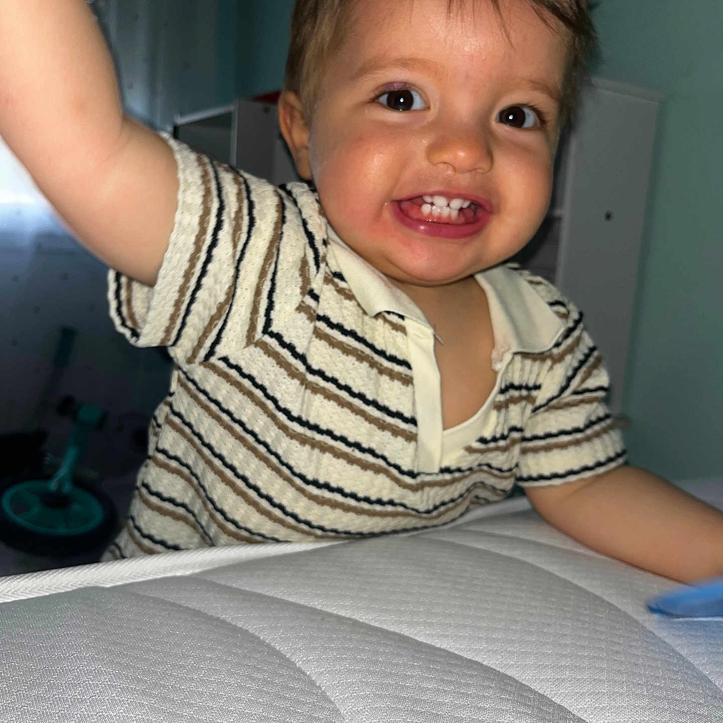 Noha participe au concours pour gagner de l'argent avec cette photo : baby, babylaughing, bed, bedroom, bodypart, cushion, face, finger, furniture, hand, happy, head, homedecor, indoors, mouth, person, photography, portrait, smile, teeth