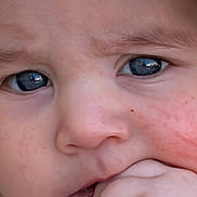 Ismael a rejoint le concours — aidez-le/la à gagner de superbes lots ! baby, blue_eyes, casual_clothing, child, close_up, curious, cute, expression, face, fist, hand, hat, headwear, outdoor, portrait, skin, skin_detail, thoughtful, toddler, young_child