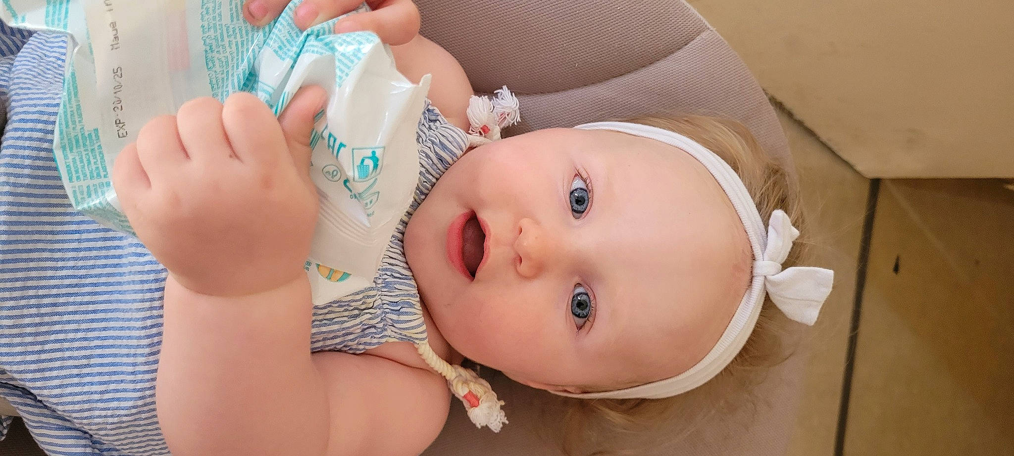 Aria a rejoint le concours — aidez-le/la à gagner de superbes lots ! baby, baby_toddler_clothing, eye, eyebrow, eyelash, finger, hand, happy, hat, head, headgear, human_body, iris, lip, nail, neck, nose, person, pink, skin