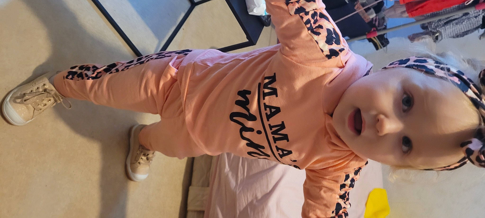 Aria a rejoint le concours — aidez-le/la à gagner de superbes lots ! chest, child, elbow, entertainment, event, eyewear, font, fun, happy, hat, knee, orange, person, sleeve, sportswear, sunglasses, surprise, t_shirt, top