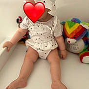 Laiana a rejoint le concours — aidez-le/la à gagner de superbes lots ! baby, child, hat, white_clothing, heart_pattern, sitting, toys, teddy_bear, rainbow, minnie_mouse, indoor, cute, legs, barefoot, plush_toy, colorful, soft_toy, infant, white_background, red_heart_emoji