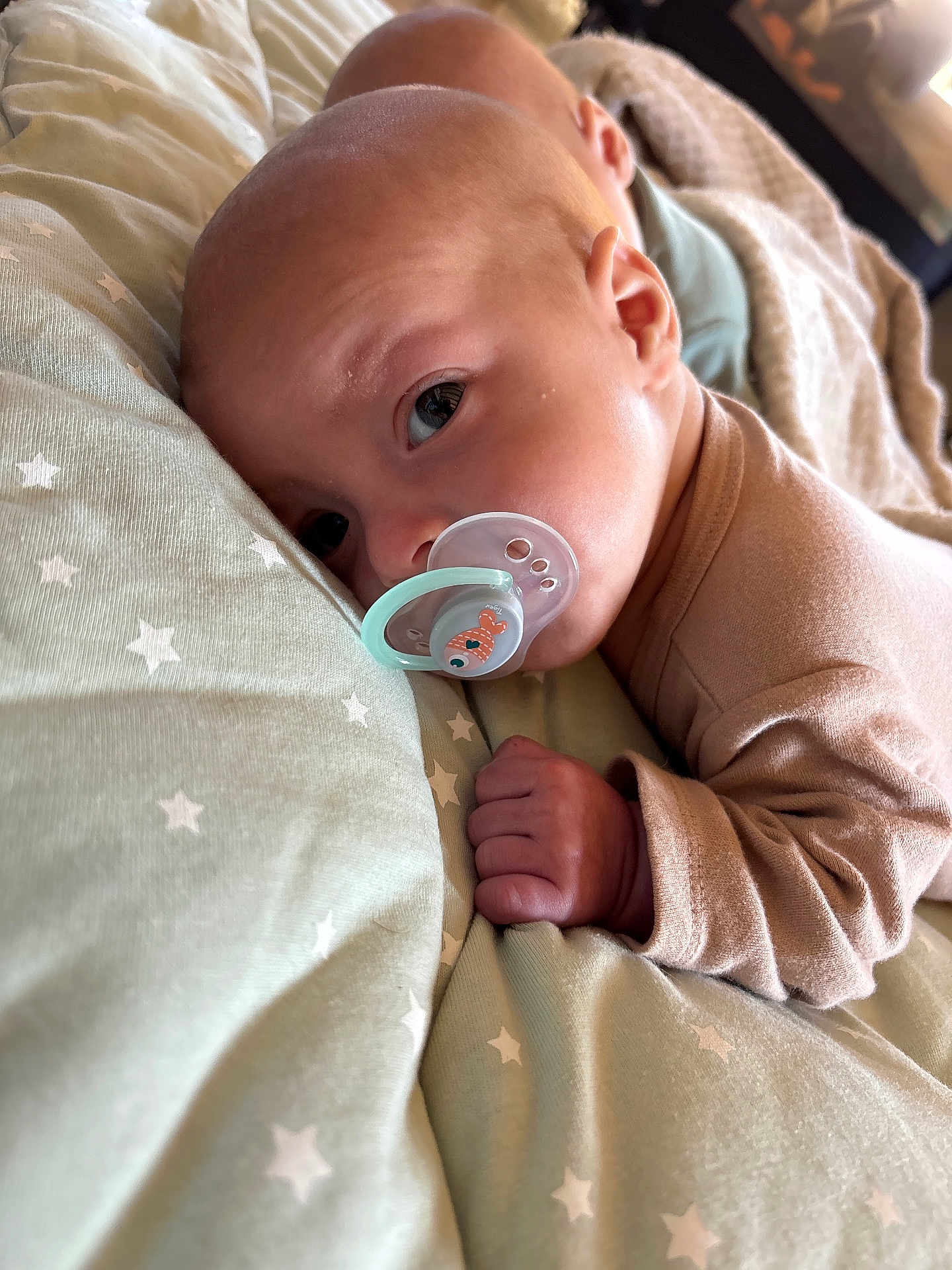 Aaron a rejoint le concours — aidez-le/la à gagner de superbes lots ! baby, pacifier, blanket, star_pattern, infant, sleeping, closeup, bedroom, soft_lighting, cute, child, newborn, toddler, face, hand, skin, clothing, lying_down, comfort, indoor