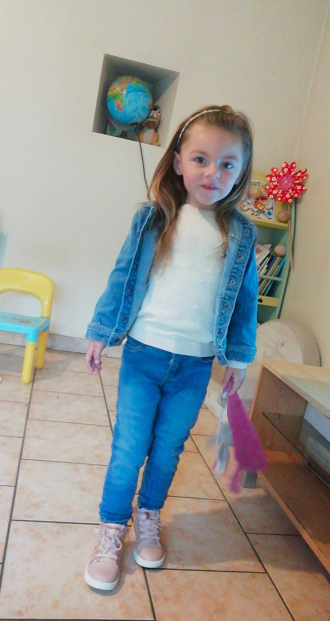 Lylou participe au concours pour gagner de l'argent avec cette photo : blue, chair, denim, electric_blue, face, fashion_design, flooring, fun, happy, iris, jeans, joint, knee, leg, person, picture_frame, shoulder, sleeve, standing, t_shirt