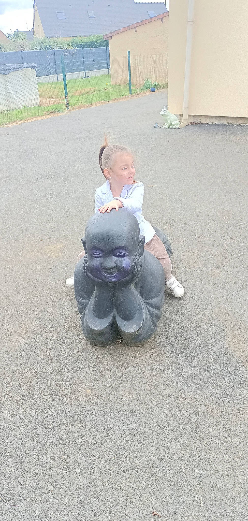 Lylou a rejoint le concours — aidez-le/la à gagner de superbes lots ! asphalt, automotive_wheel_system, baby, city, concrete, family_car, fun, grass, joy, lawn_ornament, leisure, person, plant, play, recreation, road, road_surface, sculpture, sidewalk, sitting