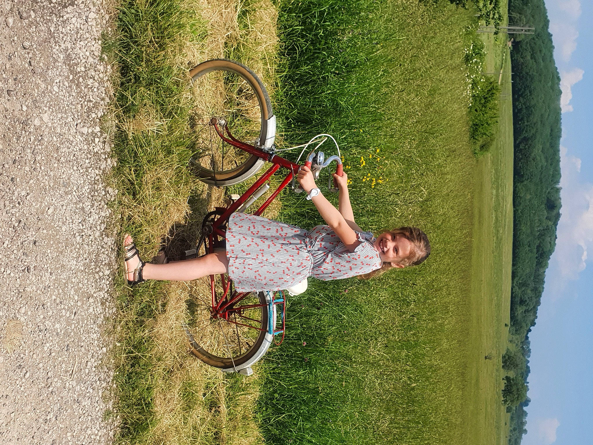 Capucine a rejoint le concours — aidez-le/la à gagner de superbes lots ! bicycle, bicycle_accessory, bicycle_fork, bicycle_frame, bicycle_handlebar, bicycle_tire, bicycle_wheel, bicycles_equipment_and_supplies, grass, happy, helmet, joy, people_in_nature, person, plant, sky, sports_equipment, tire, tree, wall