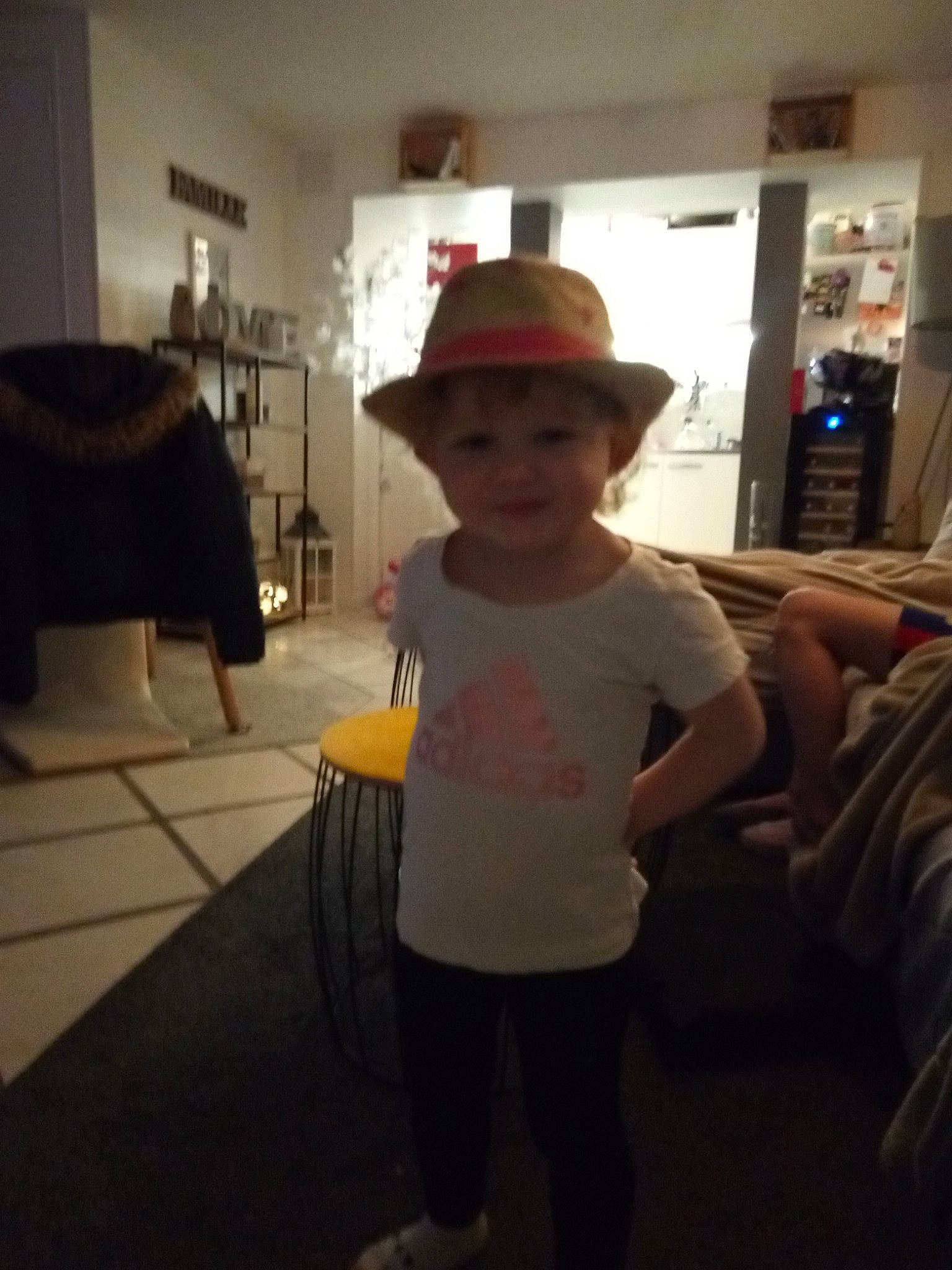 Lyzae participe au concours pour gagner de l'argent avec cette photo : child, fashion_accessory, fun, hat, headgear, person, shoulder, sky, smile, square, standing, t_shirt, toddler, vacation