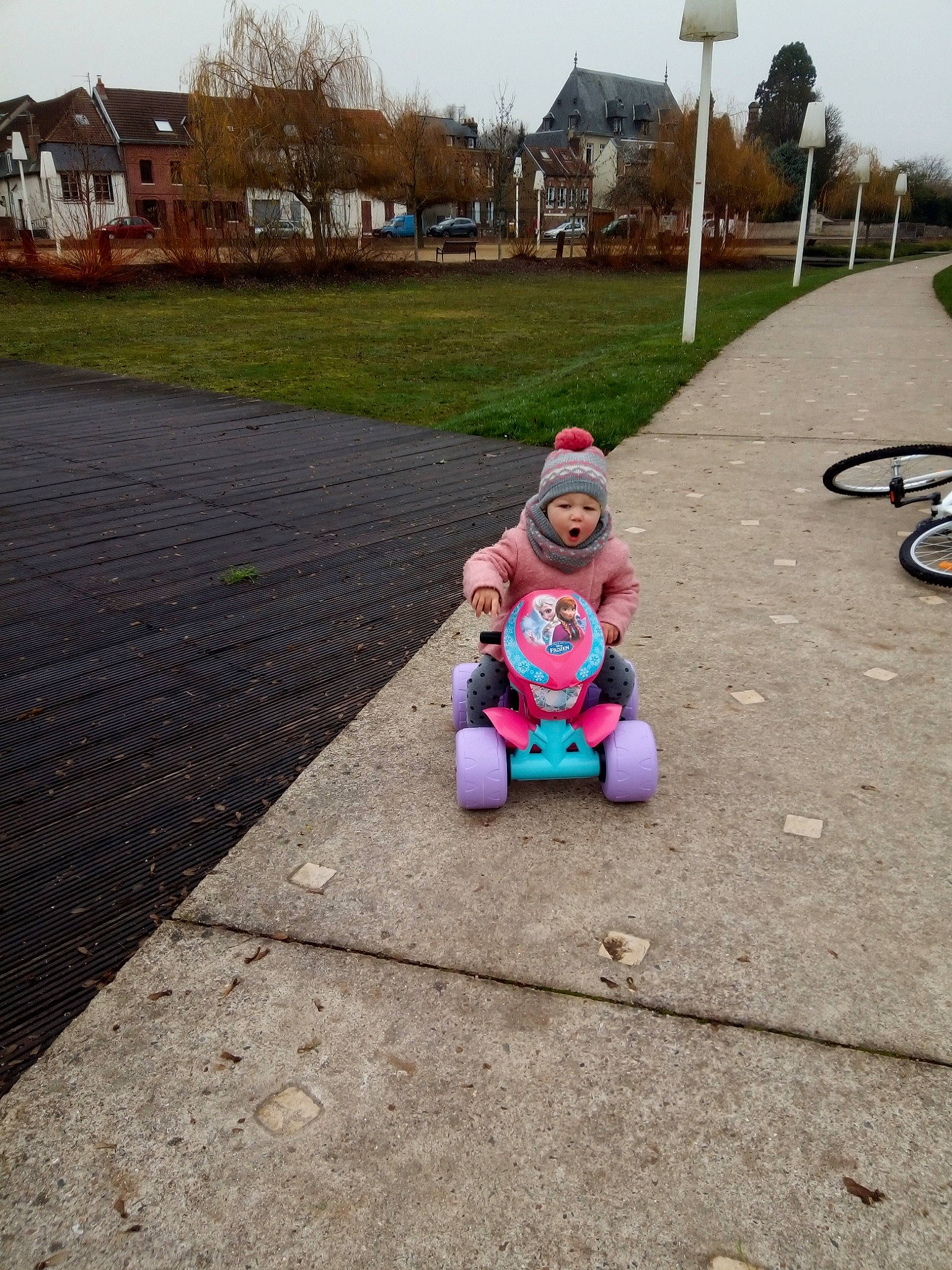 Lyzae a rejoint le concours — aidez-le/la à gagner de superbes lots ! asphalt, child, fun, headwear, person, pink, play, recreation, toddler, vehicle