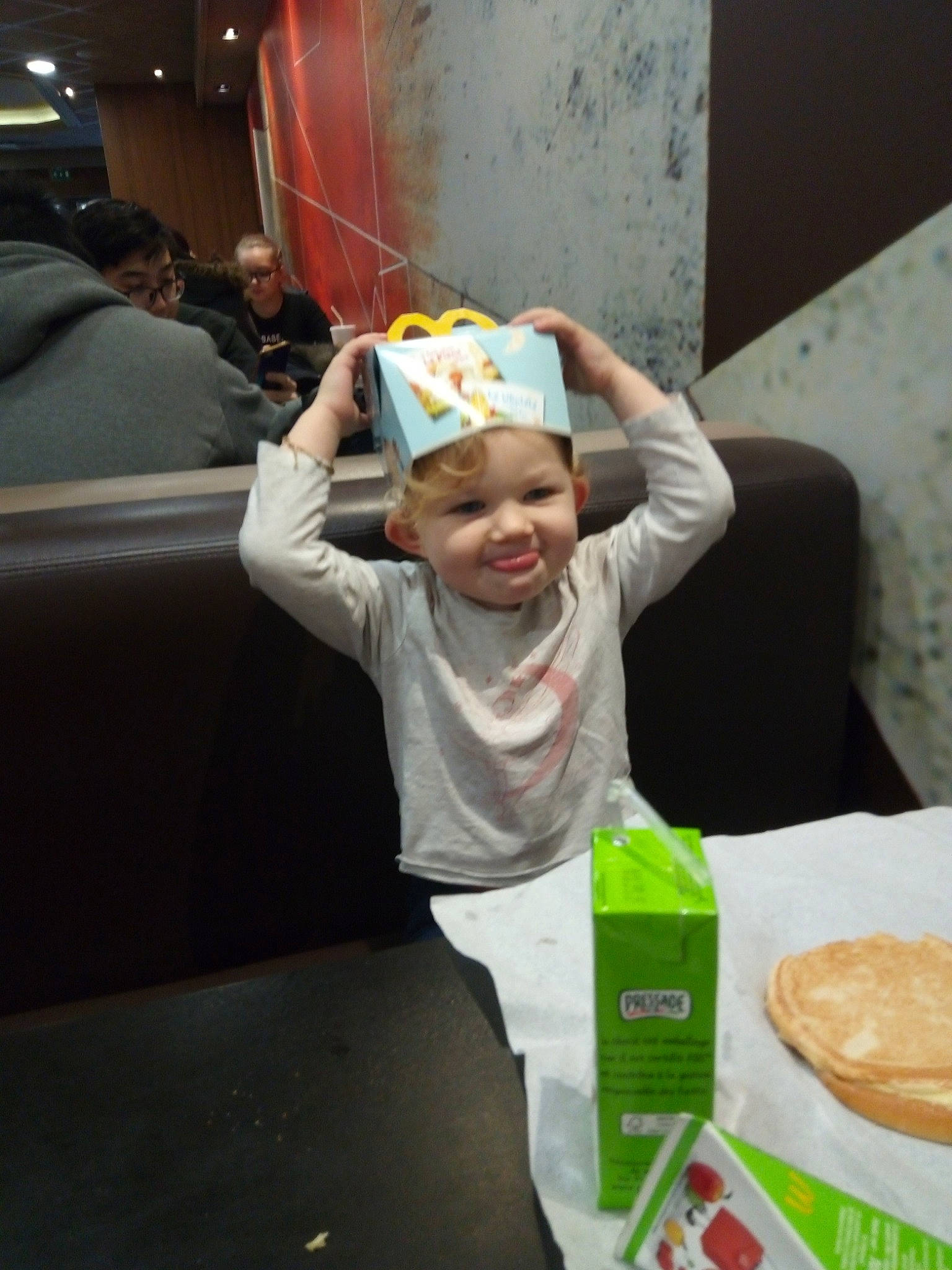 Lyzae participe au concours pour gagner de l'argent avec cette photo : child, comfort_food, cuisine, dish, fast_food, finger_food, food, headwear, joy, junk_food, person, side_dish, toddler