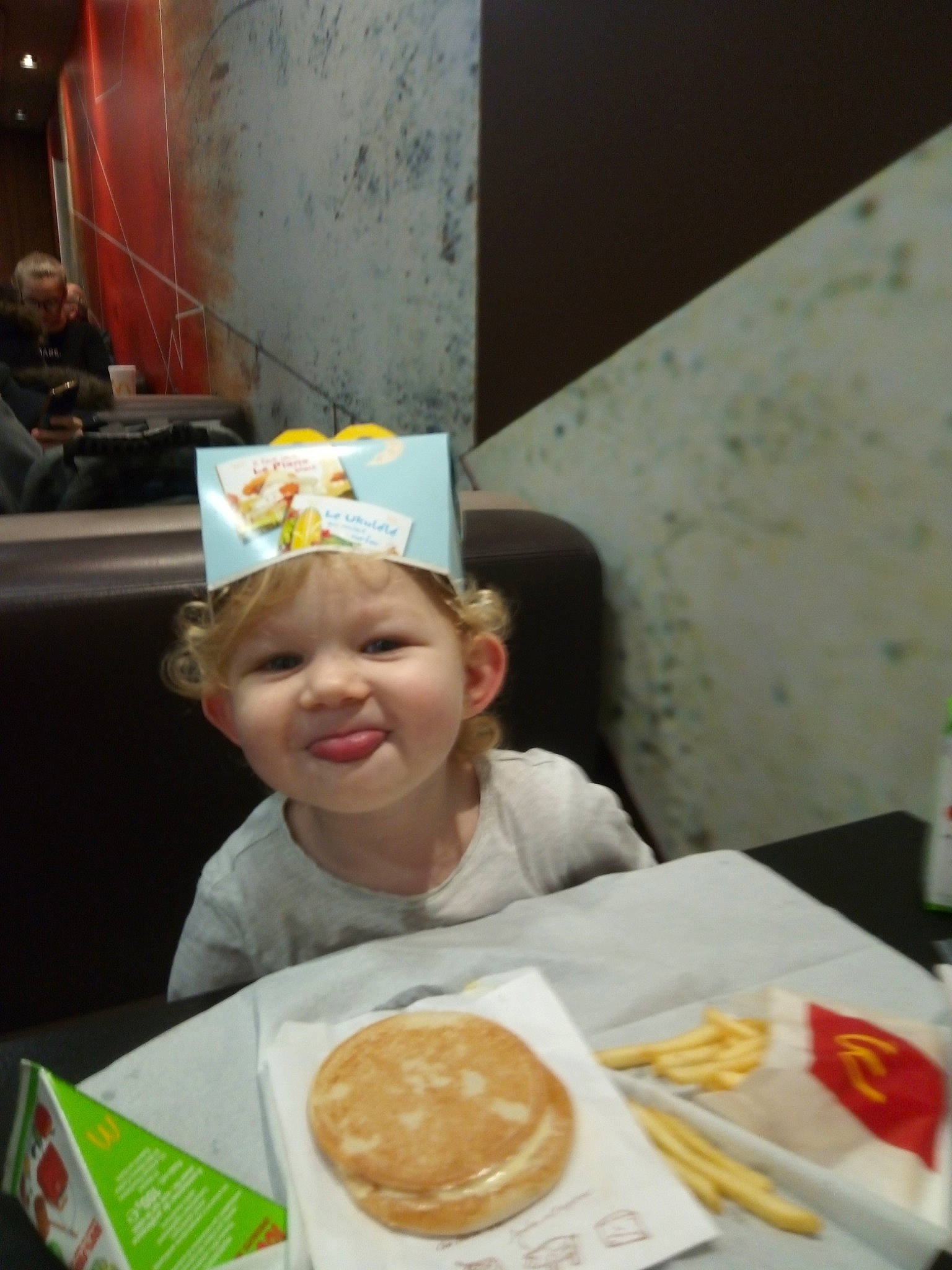 Lyzae participe au concours pour gagner de l'argent avec cette photo : breakfast, child, cuisine, dish, eating, fast_food, food, joy, junk_food, kids_meal, meal, person, toddler