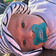 Sacha a rejoint le concours — aidez-le/la à gagner de superbes lots ! baby, pacifier, hat, striped, face, infant, closeup, child, toddler, apparel, clothing, headwear, person, young, cute, skin, eyes, outdoor, soft, portrait