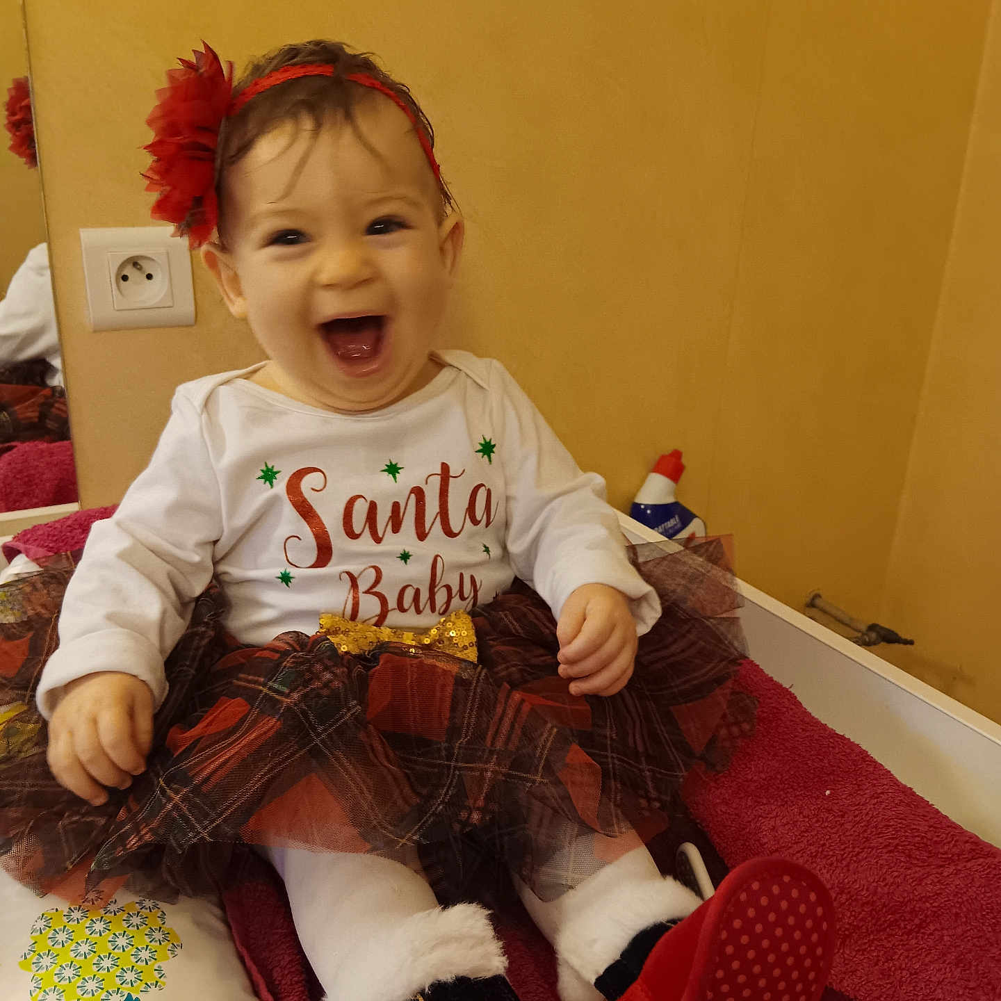 Louciana participe au concours pour gagner de l'argent avec cette photo : baby, changing_pad, child, cute, face, happy, headband, holiday_clothing, indoor, infant, joyful, plaid, red_flower, red_shoes, santa_baby, sitting, smiling, tights, tutu, white_tights