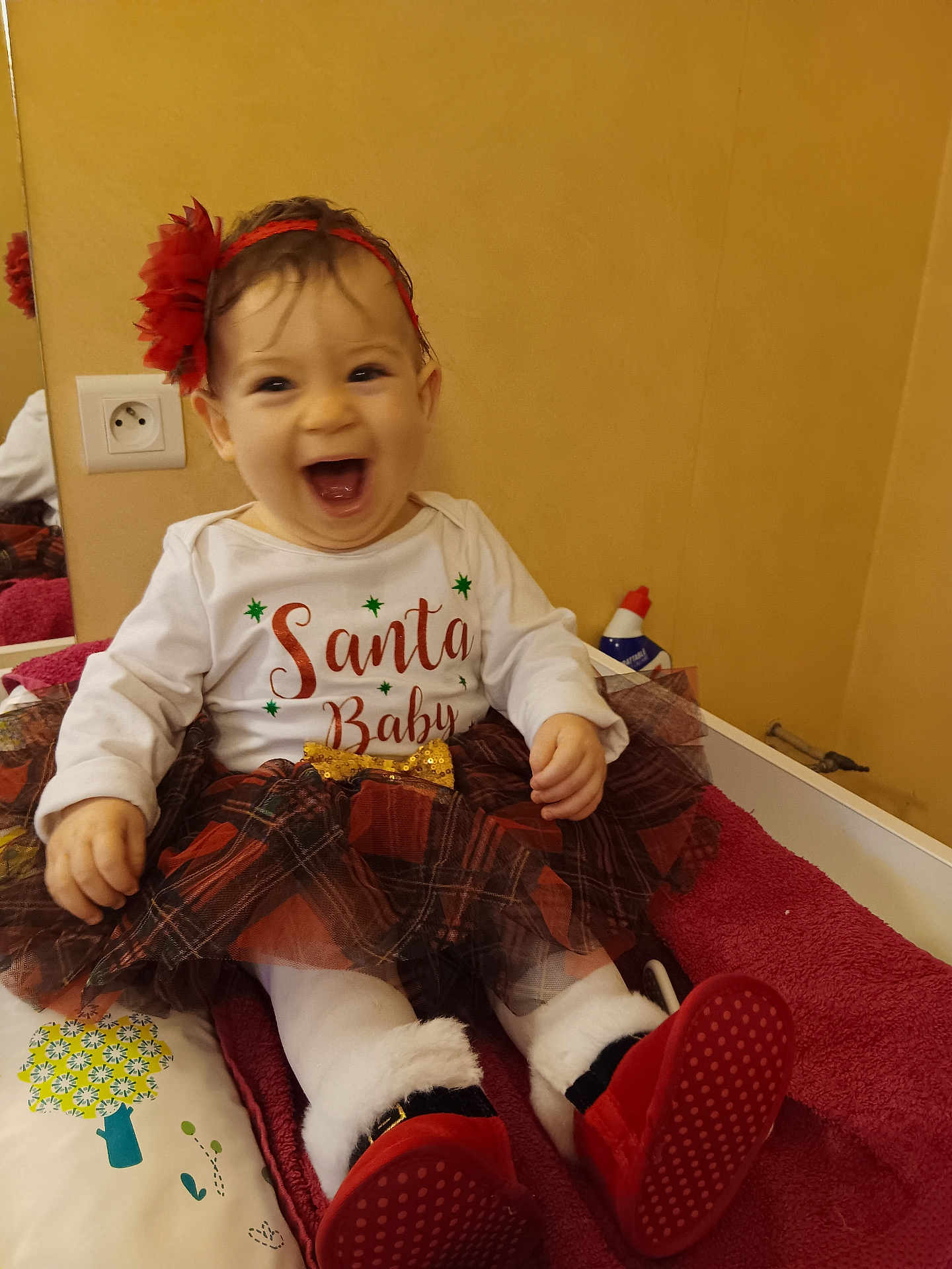 Louciana participe au concours pour gagner de l'argent avec cette photo : baby, child, smiling, tutu, headband, red_shoes, holiday_clothing, santa_baby, plaid, tights, indoor, changing_pad, happy, cute, infant, face, sitting, red_flower, white_tights, joyful