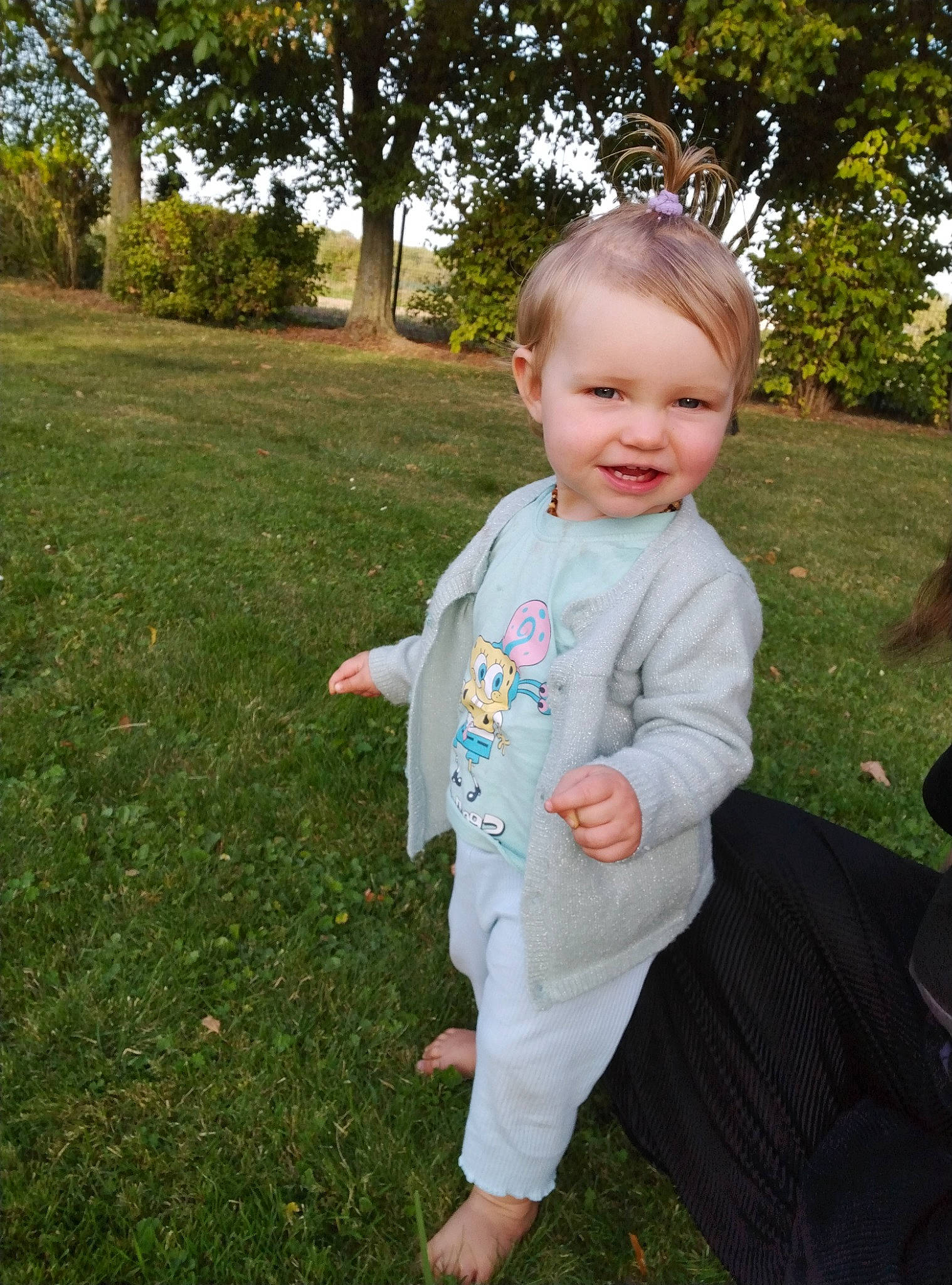Romy participe au concours pour gagner de l'argent avec cette photo : baby, baby_toddler_clothing, child, fun, grass, grass_family, hairstyle, happy, joy, lawn, leaf, leisure, meadow, people_in_nature, person, plant, recreation, sitting, sleeve, smile