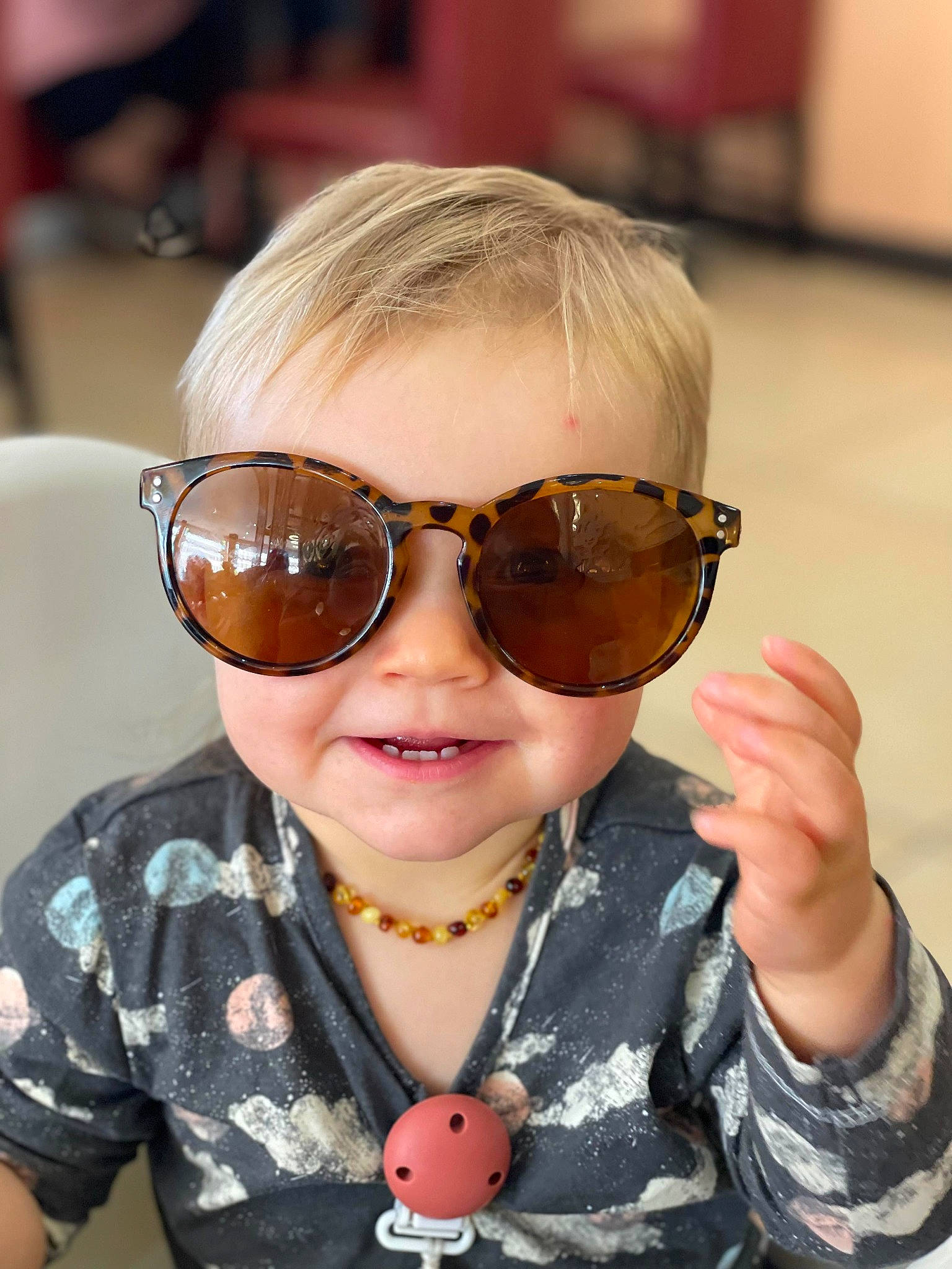 Romy a rejoint le concours — aidez-le/la à gagner de superbes lots ! blond, cheek, child, eye_glass_accessory, eyelash, eyewear, fun, gesture, glass, glasses, goggles, happy, joy, lip, mouth, nose, person, personal_protective_equipment, skin, sunglasses