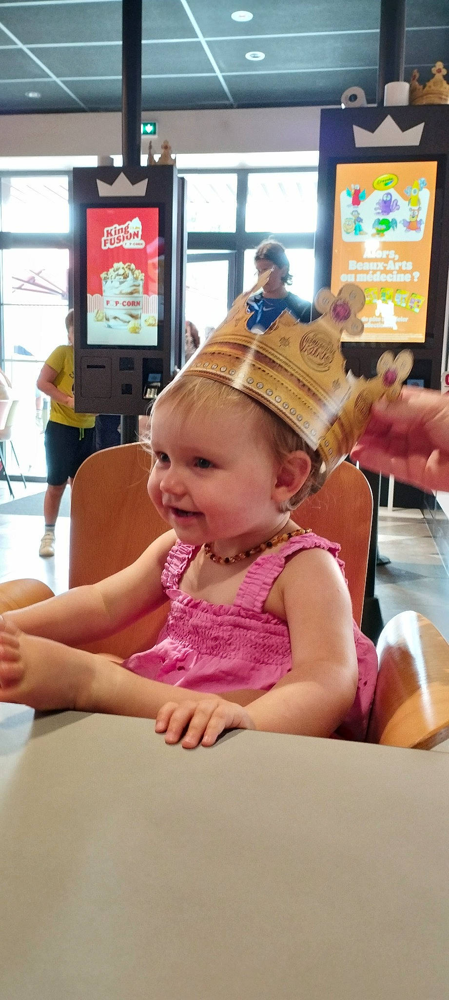 Romy participe au concours pour gagner de l'argent avec cette photo : baby, baby_toddler_clothing, chair, child, event, fashion_accessory, fun, hairstyle, hand, happy, leisure, party, person, play, recreation, room, shorts, sitting, smile, toddler