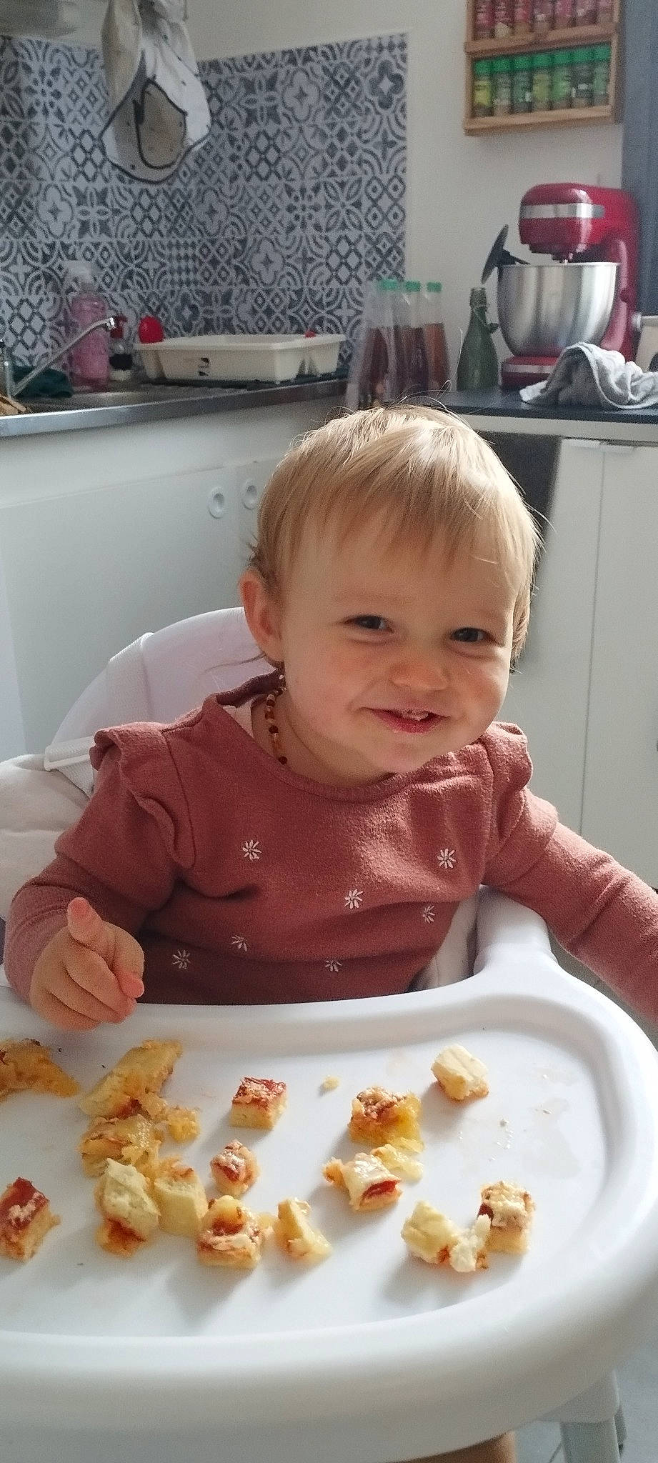 Romy participe au concours pour gagner de l'argent avec cette photo : baby, baby_toddler_clothing, chair, cheek, child, comfort_food, cuisine, dish, eating, finger_food, food, food_craving, ingredient, joy, junk_food, person, plate, recipe, side_dish, smile