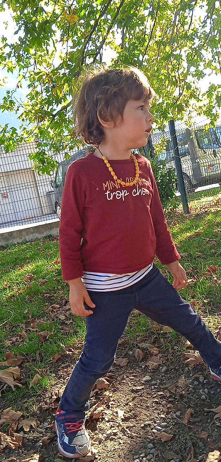 Léo participe au concours pour gagner de l'argent avec cette photo : blond, electric_blue, fun, grass, hair, happy, head, human_body, knee, leisure, neck, outerwear, person, plant, shoulder, sleeve, sportswear, t_shirt, thigh, tree