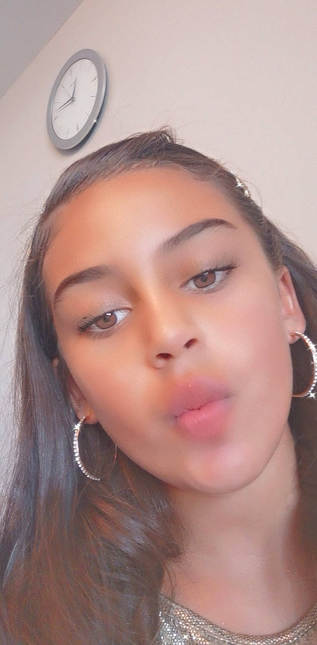 Shaima participe au concours pour gagner de l'argent avec cette photo : black_hair, cheek, clock, ear, eye_liner, eyebrow, eyelash, flash_photography, forehead, iris, jaw, layered_hair, lip, long_hair, makeover, neck, nose, person, skin, step_cutting