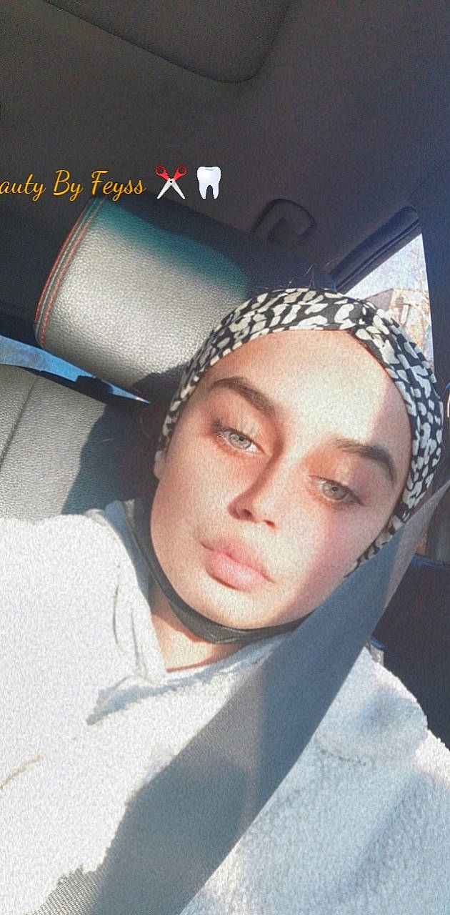 Jenna participe au concours pour gagner de l'argent avec cette photo : audio_equipment, black_hair, cap, chin, clothing, cool, eyebrow, eyelash, eyewear, fashion_accessory, flash_photography, forehead, fun, gesture, jaw, lip, mouth, nose, person, selfie