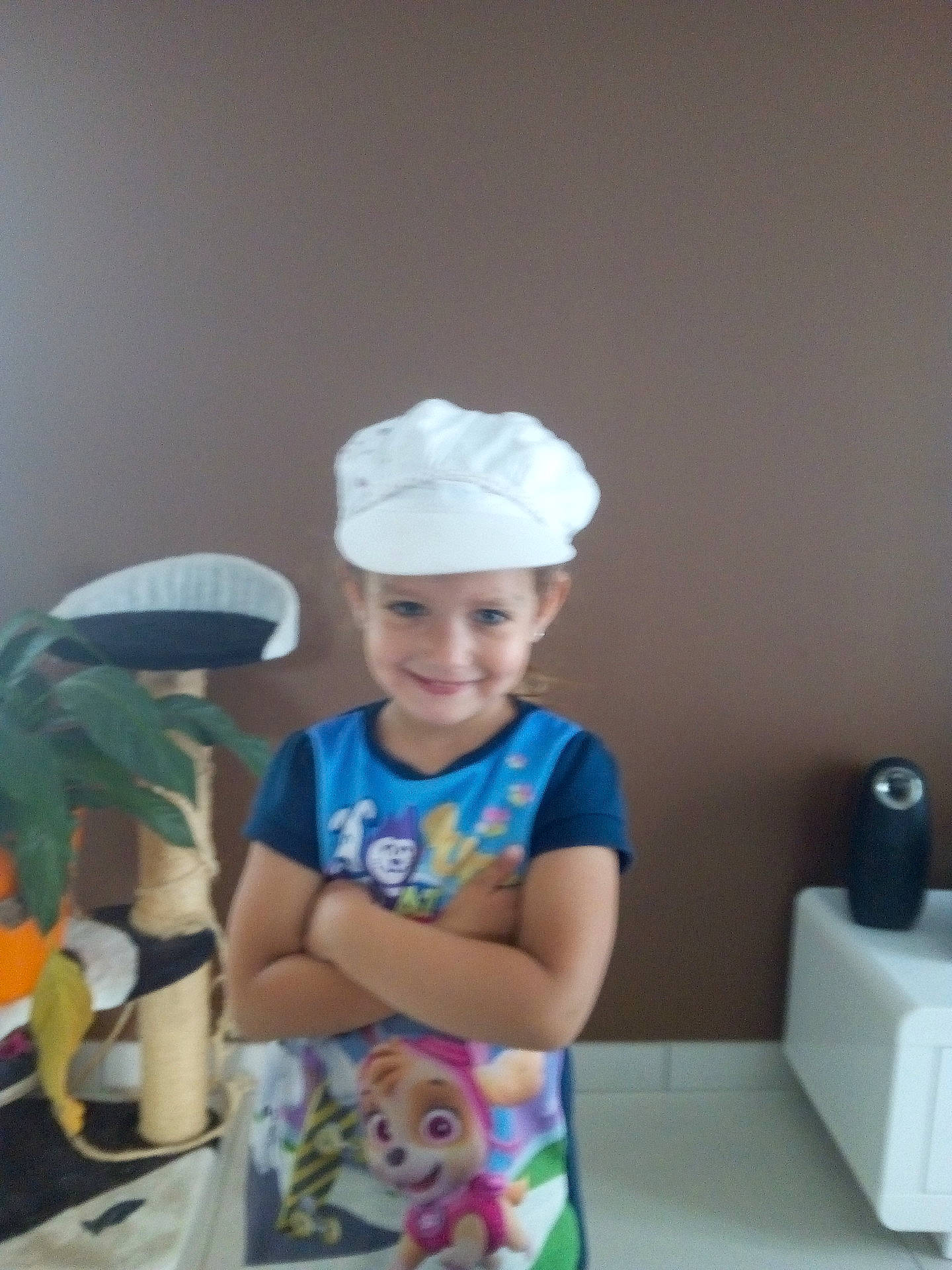 Noëlyne participe au concours pour gagner de l'argent avec cette photo : cap, child, fashion_accessory, fun, hair_accessory, hat, headgear, headwear, joy, party_hat, person, product, smile, toddler