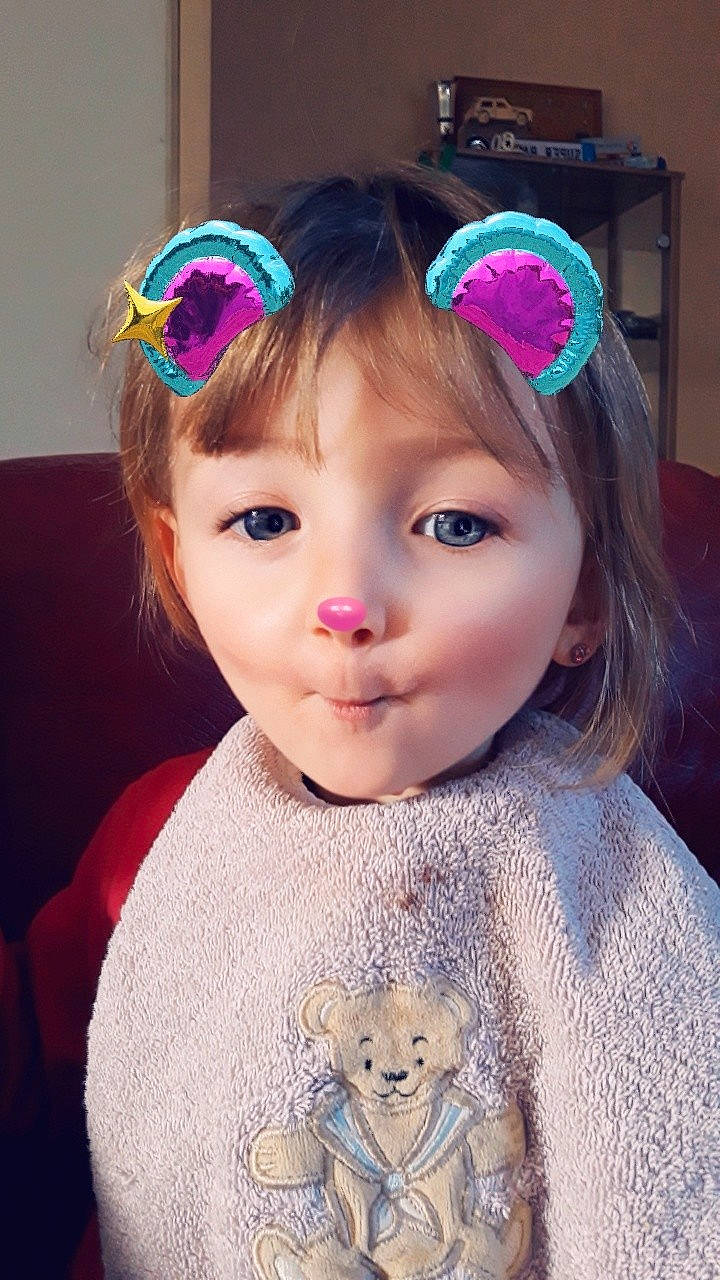 Joyce a rejoint le concours — aidez-le/la à gagner de superbes lots ! beauty, brown_hair, child, doll, ear, eye, fashion_accessory, girl, hair_accessory, hairstyle, head, headband, headgear, headpiece, jewellery, person, pink, skin, smile, textile