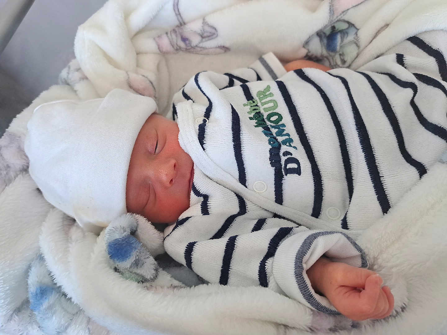 ézékiel a rejoint le concours — aidez-le/la à gagner de superbes lots ! newborn, baby, sleeping, hat, striped_clothing, blanket, cozy, infant, soft, peaceful, person, cute, resting, wrapped, hand, portrait, indoor, young_child, warm, snug
