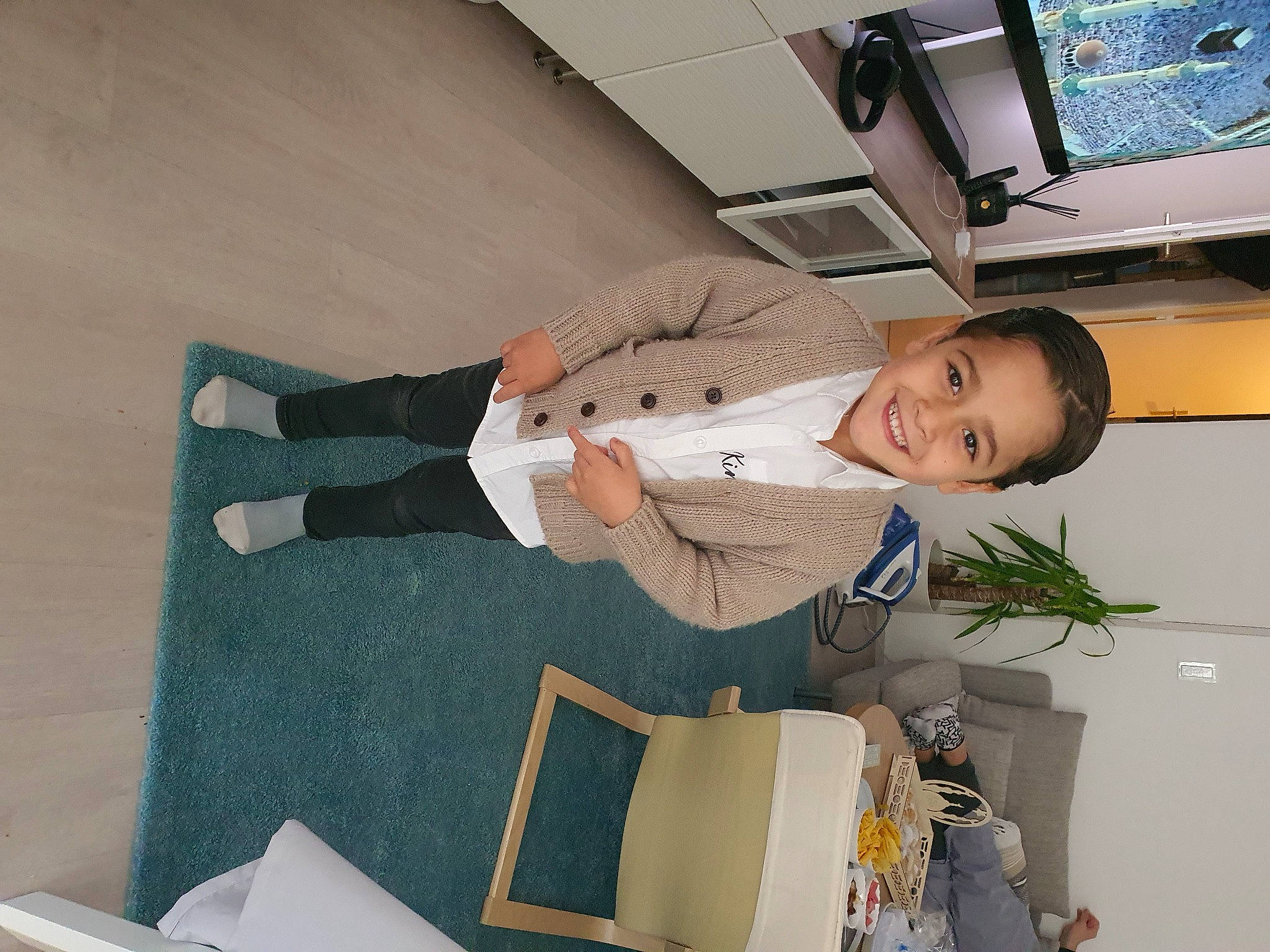 Issa a rejoint le concours — aidez-le/la à gagner de superbes lots ! child, comfort, display_device, flooring, formal_wear, fun, home_appliance, houseplant, joy, output_device, person, plant, room, smile, suit, television