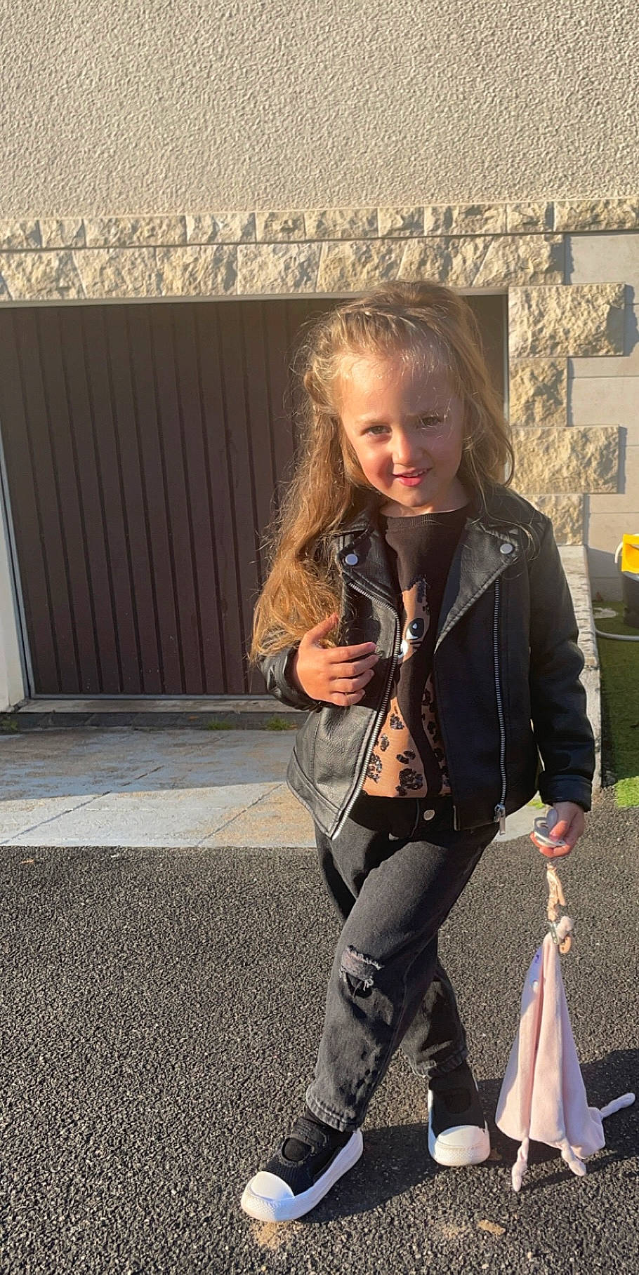 Nell participe au concours pour gagner de l'argent avec cette photo : accessories, bag, blazer, child, clothing, coat, face, female, footwear, girl, handbag, head, jacket, jeans, longsleeve, pants, person, photography, portrait, shoe