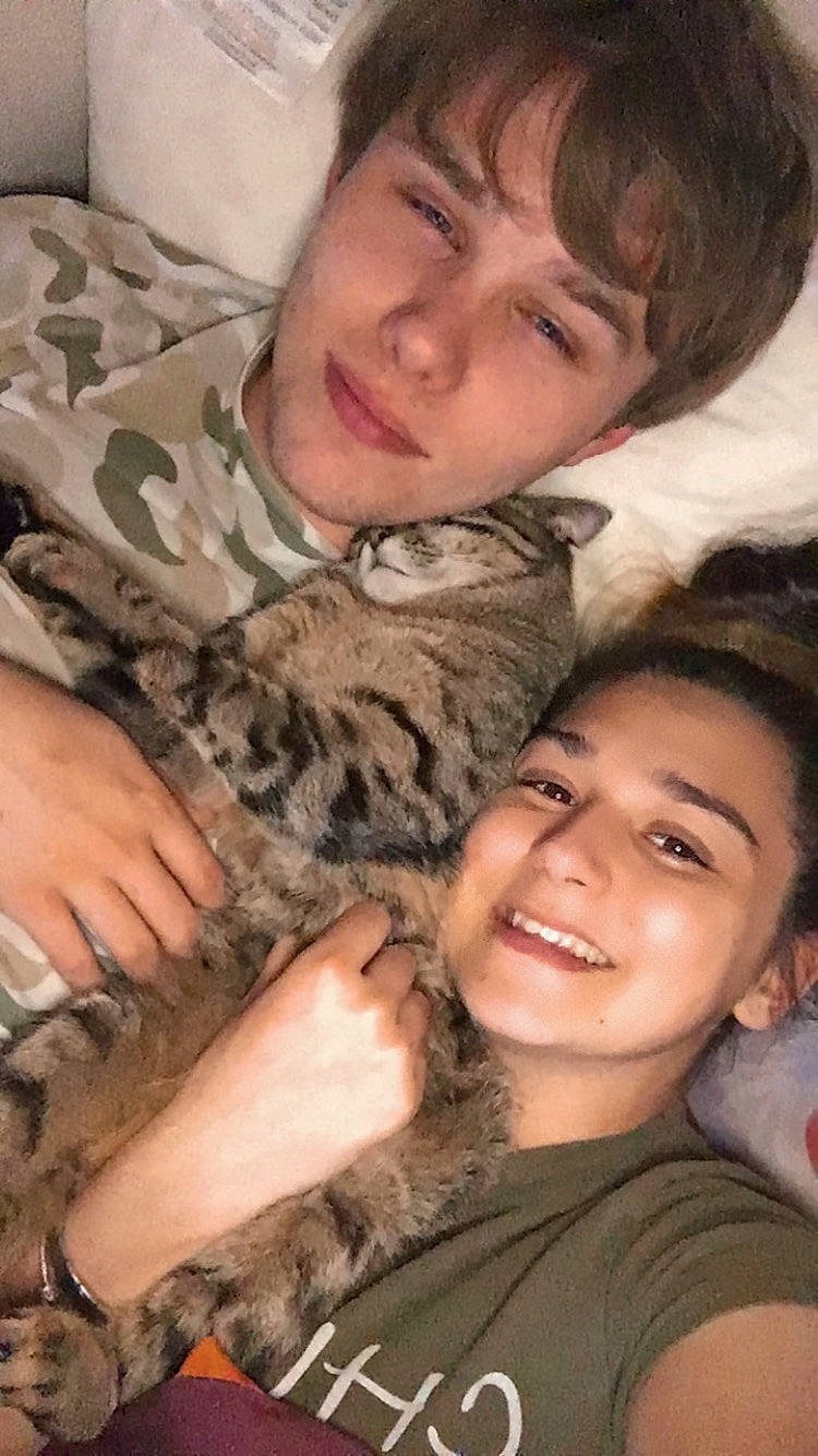 Roan participe au concours pour gagner de l'argent avec cette photo : beauty, carnivore, comfort, eye, fawn, felidae, finger, gesture, hair, hairstyle, happy, head, mammal, military_camouflage, nose, organ, skin, small_to_medium_sized_cats, smile, whiskers