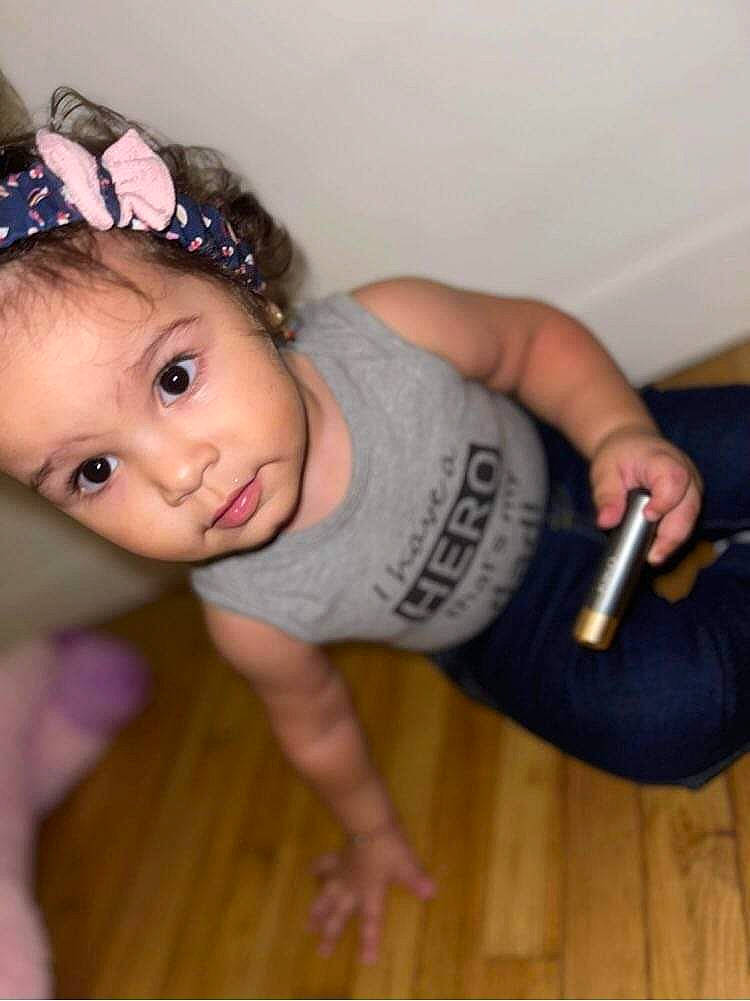 Ava a rejoint le concours — aidez-le/la à gagner de superbes lots ! baby, baby_toddler_clothing, cap, child, elbow, eyelash, finger, floor, flooring, hardwood, headband, headpiece, headwear, human_leg, iris, knee, person, skin, thigh, toddler