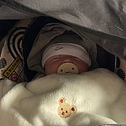 Maëlyo a rejoint le concours — aidez-le/la à gagner de superbes lots ! baby, blanket, pacifier, hat, stroller, sleeping, infant, cozy, soft, cute, child, headwear, fabric, comfort, rest, apparel, person, indoor, closeup, peaceful