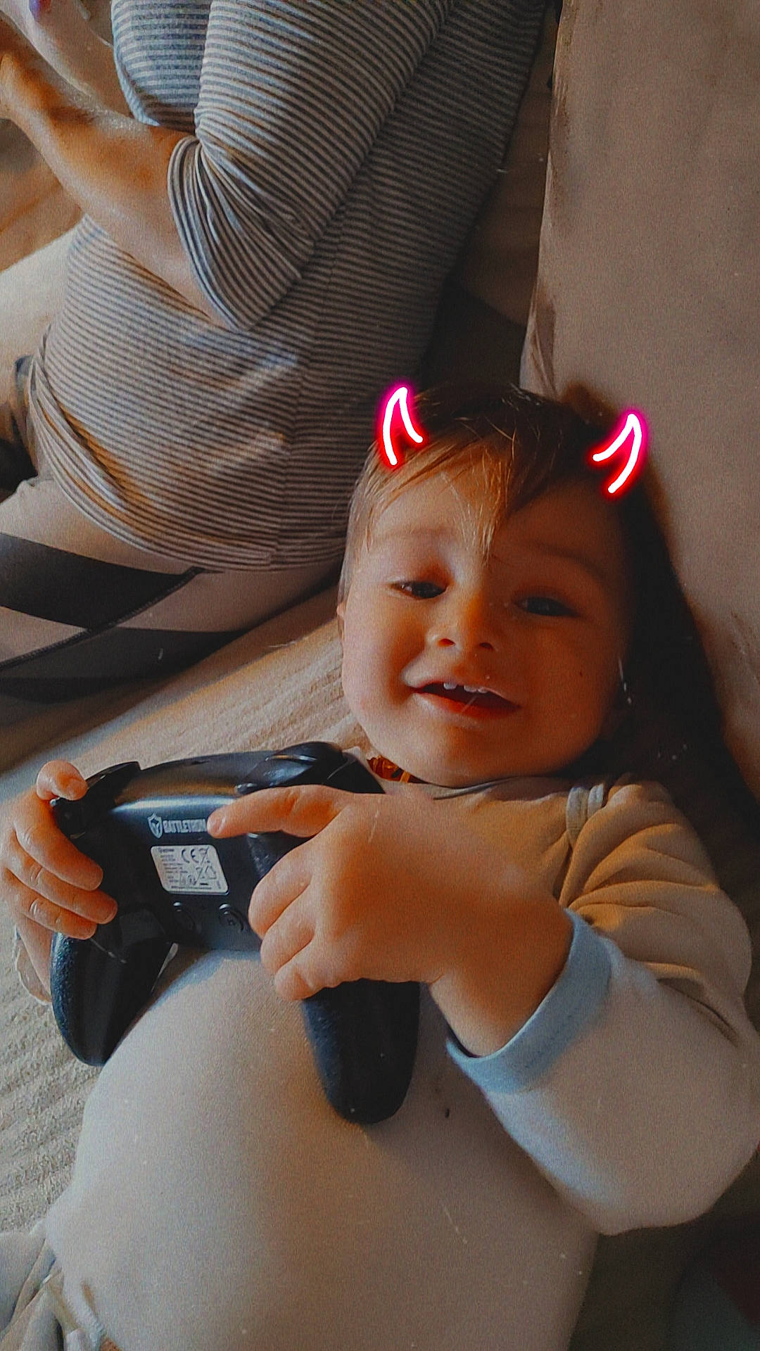 Aïden a rejoint le concours — aidez-le/la à gagner de superbes lots ! arm, baby, baby_carriage, baby_products, baby_toddler_clothing, cap, car_seat, cheek, child, finger, fun, gadget, gesture, hand, happy, nail, person, skin, smile, thumb