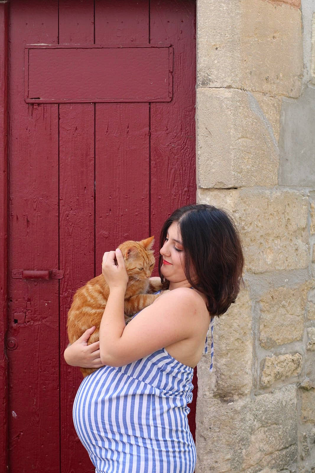 Moya a rejoint le concours — aidez-le/la à gagner de superbes lots ! brick, brickwork, door, fawn, felidae, flash_photography, gesture, grass, happy, human_leg, leisure, long_hair, people, photograph, pink, shoulder, small_to_medium_sized_cats, smile, waist, wood