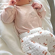 Maïla a rejoint le concours — aidez-le/la à gagner de superbes lots ! baby, bassinet, blanket, cozy, crib, cute, hand_near_mouth, headband, hospital_card, infant, laying_down, newborn, pajamas, patterned_pants, pink_clothing, portrait, skin, sleepwear, soft_texture, wide_eyes