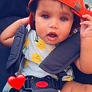 Keyla a rejoint le concours — aidez-le/la à gagner de superbes lots ! baby, child, cap, orange_cap, stroller, lemon_pattern, outdoor, cute, infant, seatbelt, red_heart_emoji, happy, summer, closeup, portrait, skin, small_hand, expression, casual, daylight