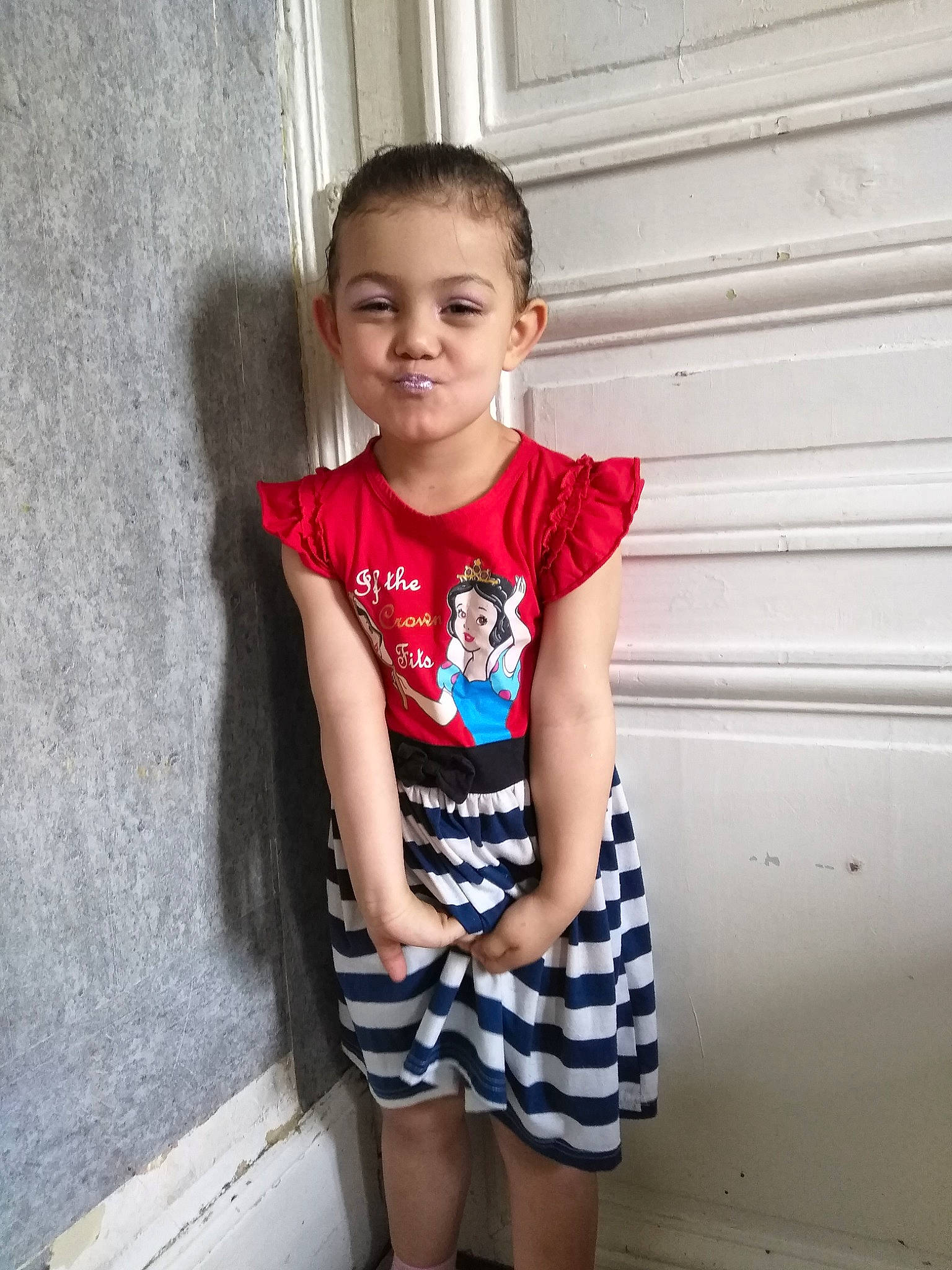 Jade a rejoint le concours — aidez-le/la à gagner de superbes lots ! baby_toddler_clothing, child, child_model, clothing, dress, joy, pattern, person, shorts, shoulder, smile, standing, t_shirt, toddler, vacation