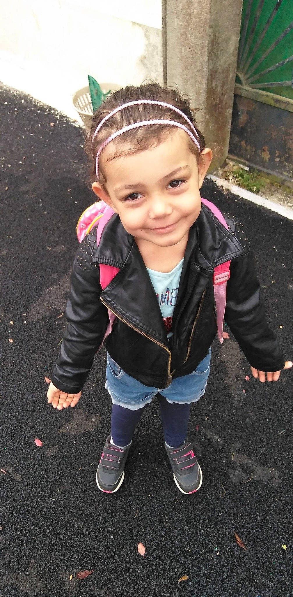 Jade participe au concours pour gagner de l'argent avec cette photo : child, child_model, cool, fun, hair_accessory, head, headband, jacket, joy, person, plant, play, shoe, skin, smile, toddler