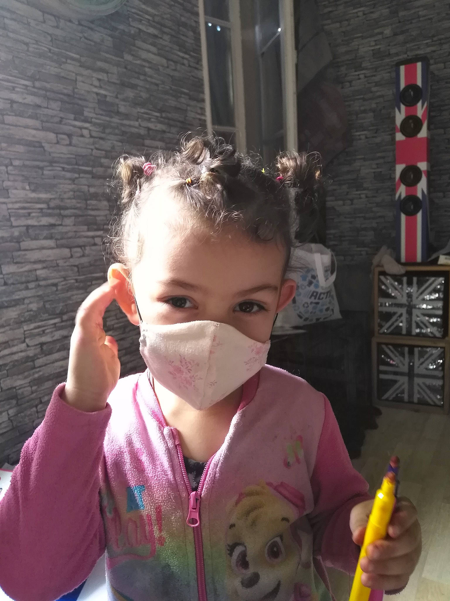 Jade participe au concours pour gagner de l'argent avec cette photo : child, ear, face, forehead, head, person