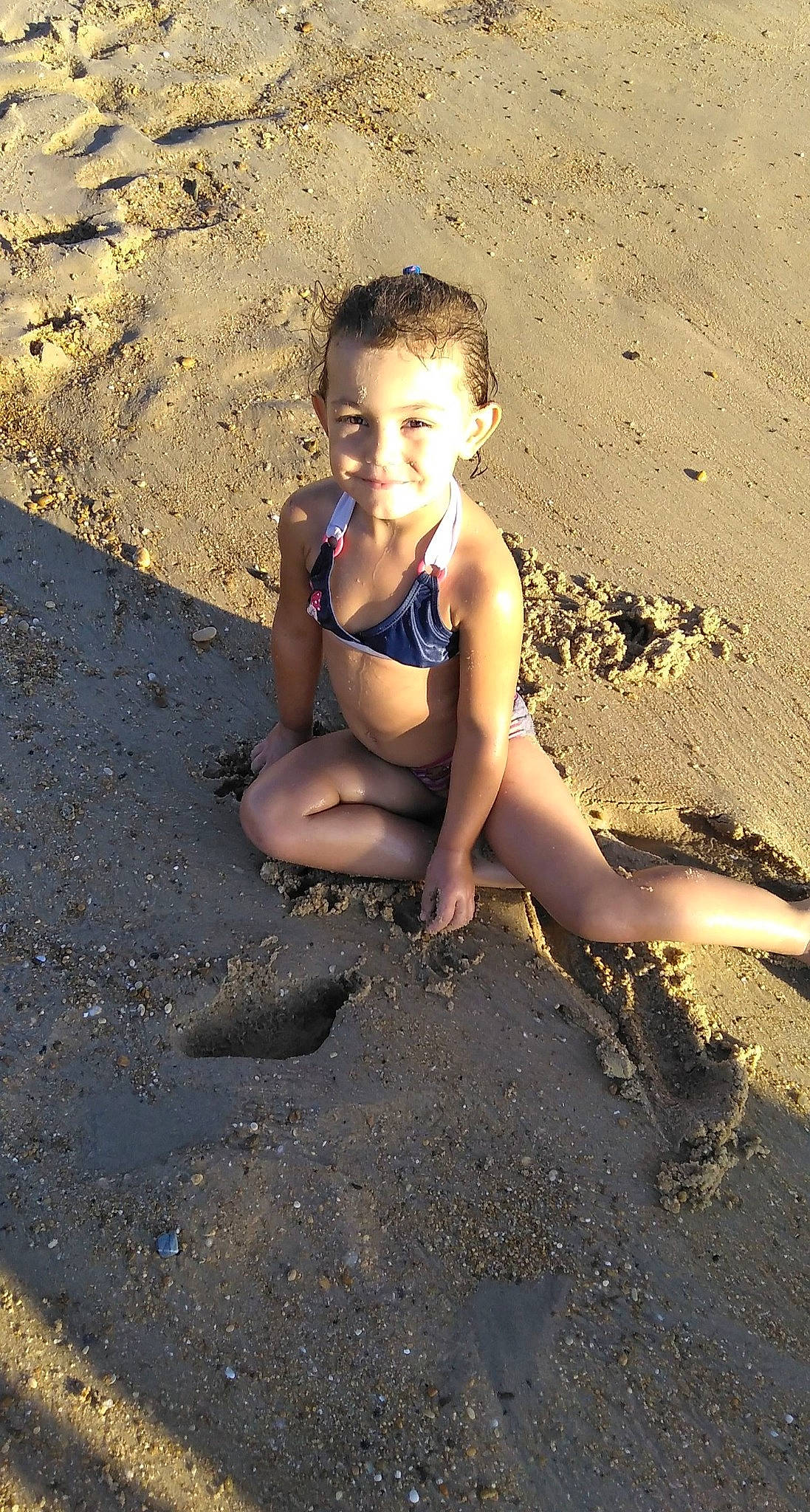 Jade participe au concours pour gagner de l'argent avec cette photo : child, fun, joy, leg, person, sand, smile, soil, summer, vacation