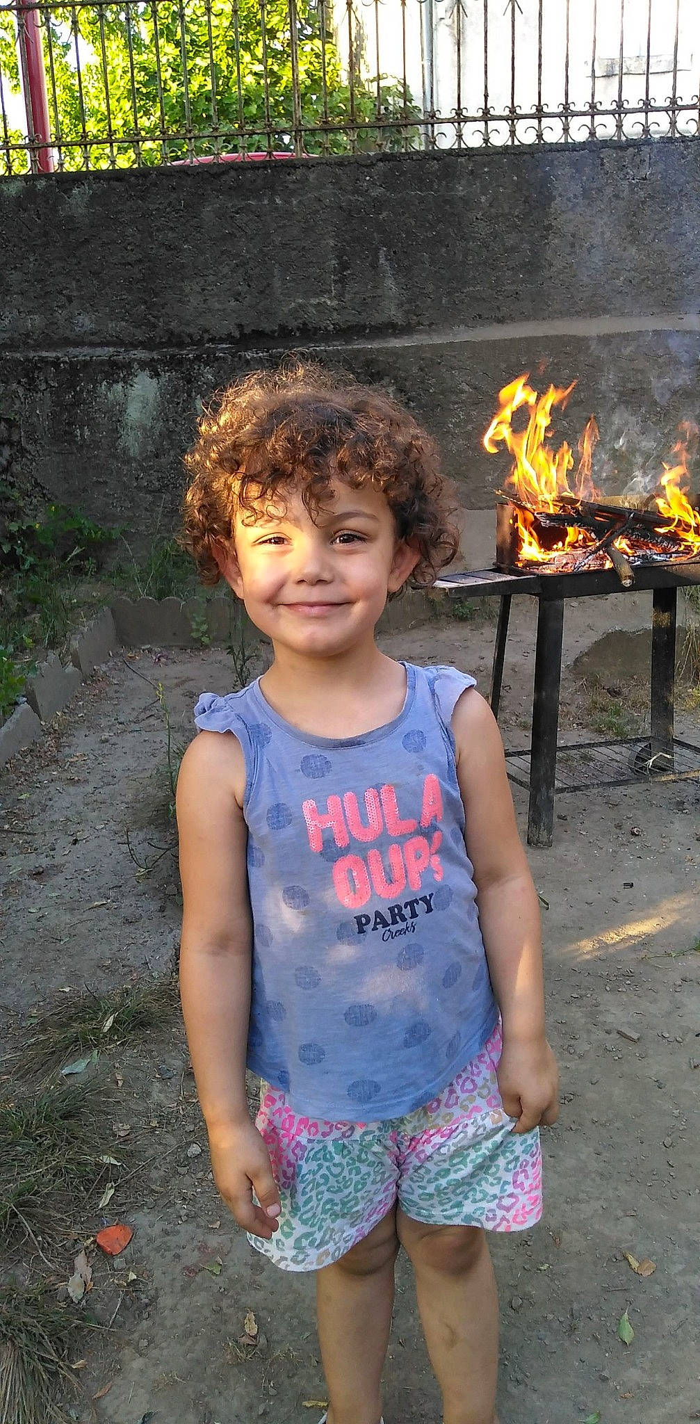 Jade a rejoint le concours — aidez-le/la à gagner de superbes lots ! child, fire, joy, person, t_shirt