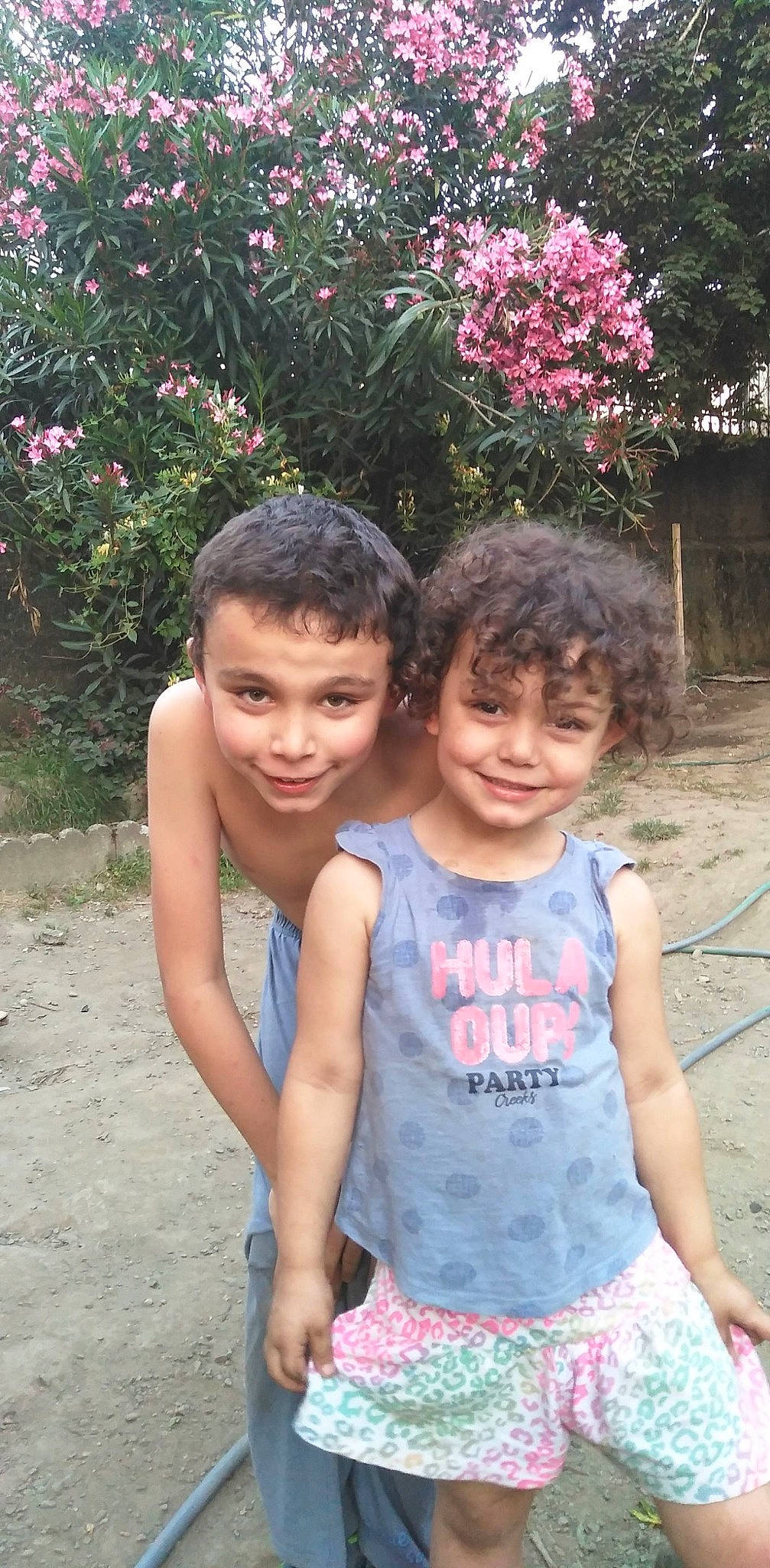 Jade a rejoint le concours — aidez-le/la à gagner de superbes lots ! child, flower, fun, joy, leisure, people, person, pink, plant, sibling, smile, summer, tree, vacation