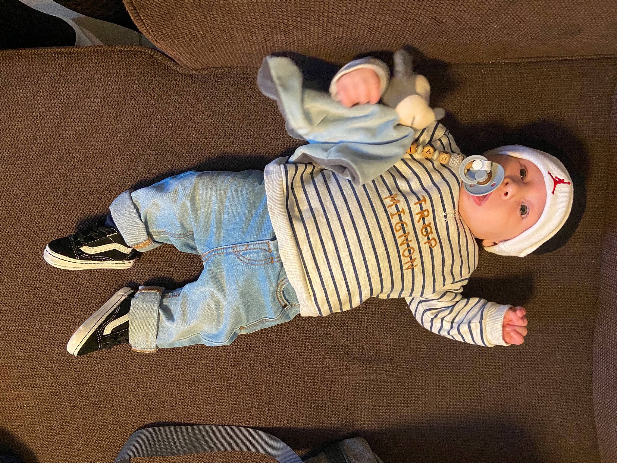 Kéziah participe au concours pour gagner de l'argent avec cette photo : baby, baby_products, baby_sleeping, baby_toddler_clothing, baby_toys, comfort, costume_hat, finger, hat, headwear, human_body, leg, pattern, person, room, sitting, sleeve, stuffed_toy, textile, toddler