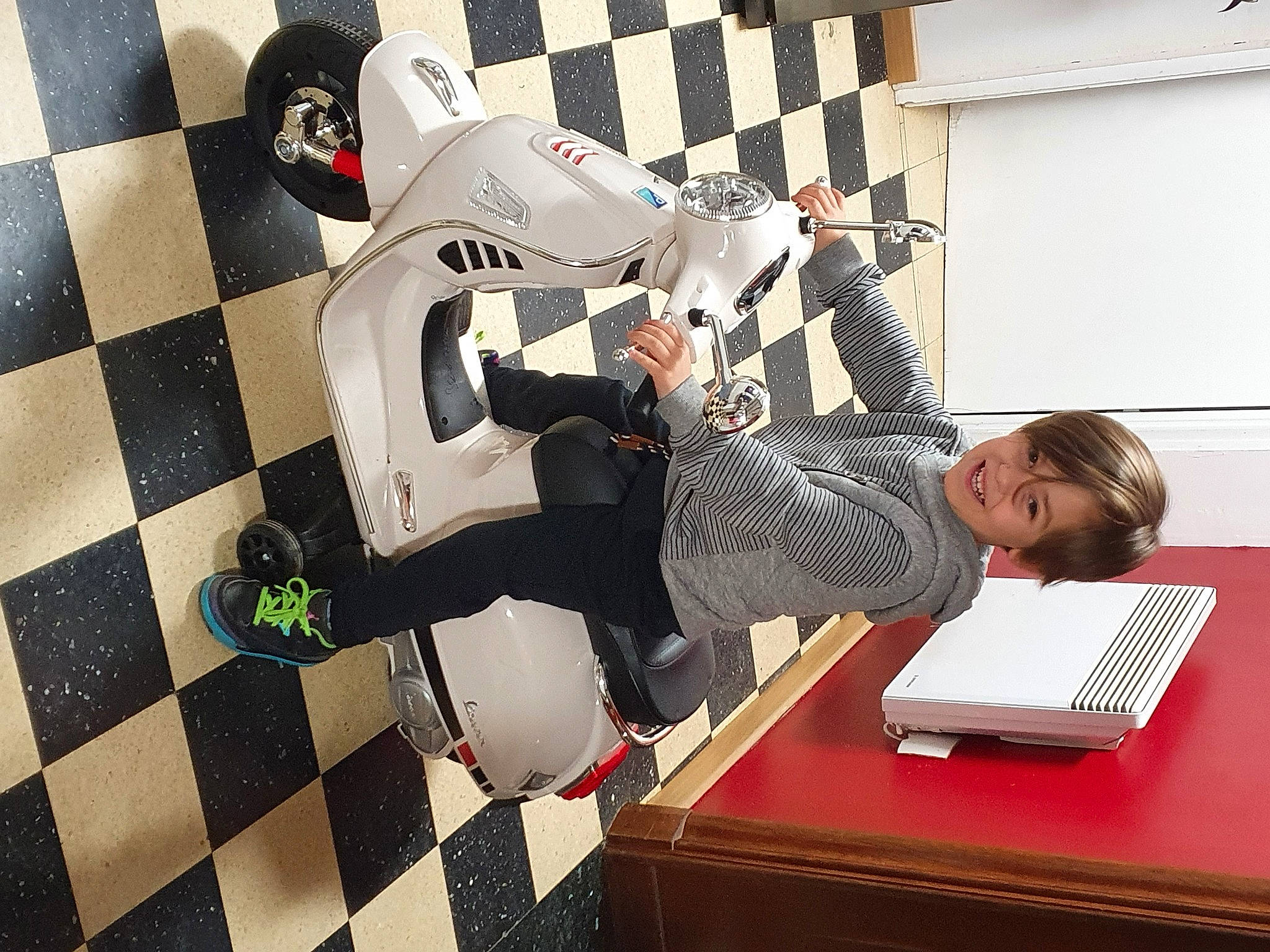 Joseph participe au concours pour gagner de l'argent avec cette photo : automotive_design, boot, carmine, fictional_character, flooring, fun, human_leg, indoor_games_and_sports, joy, knee, leg, luggage_and_bags, pattern, person, recreation, room, snapshot, space, suit, table