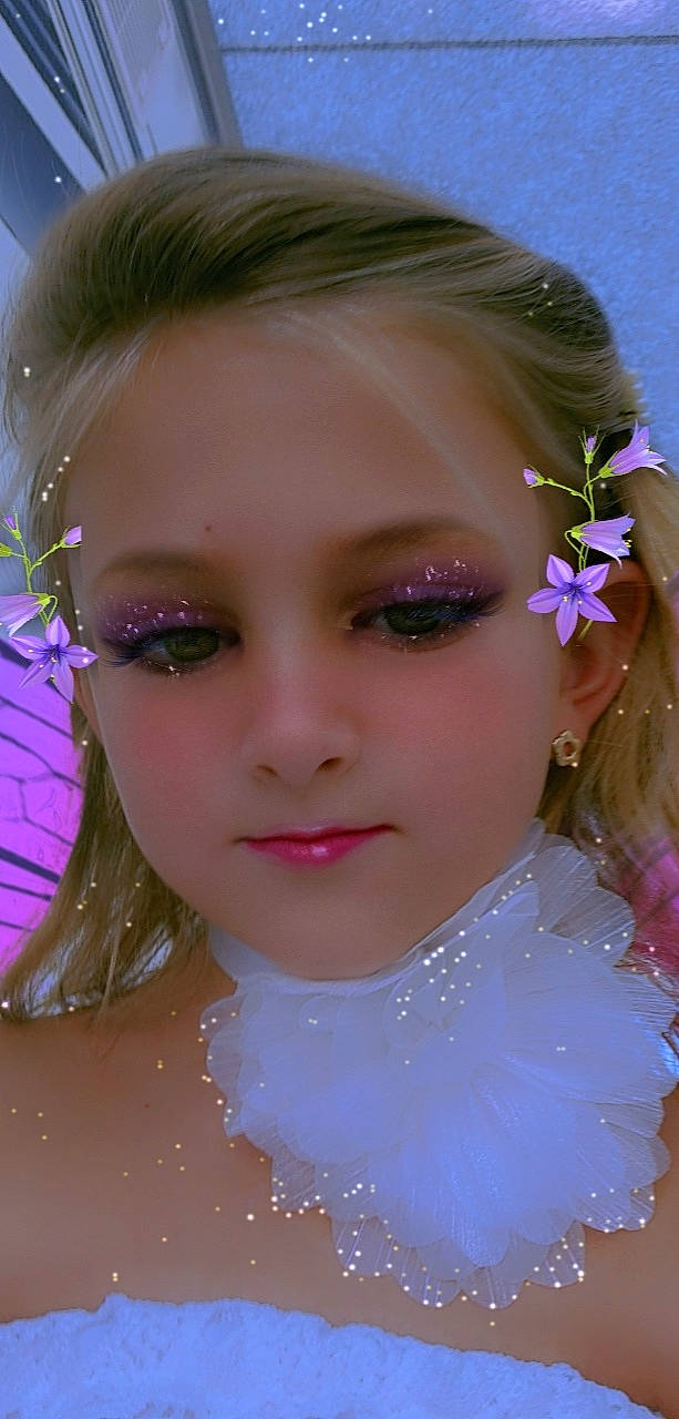 Guélia participe au concours pour gagner de l'argent avec cette photo : azure, cheek, chin, dress, eye, eyebrow, eyelash, flash_photography, flower, hair, hairstyle, happy, head, human_body, iris, lip, makeover, organ, person, purple