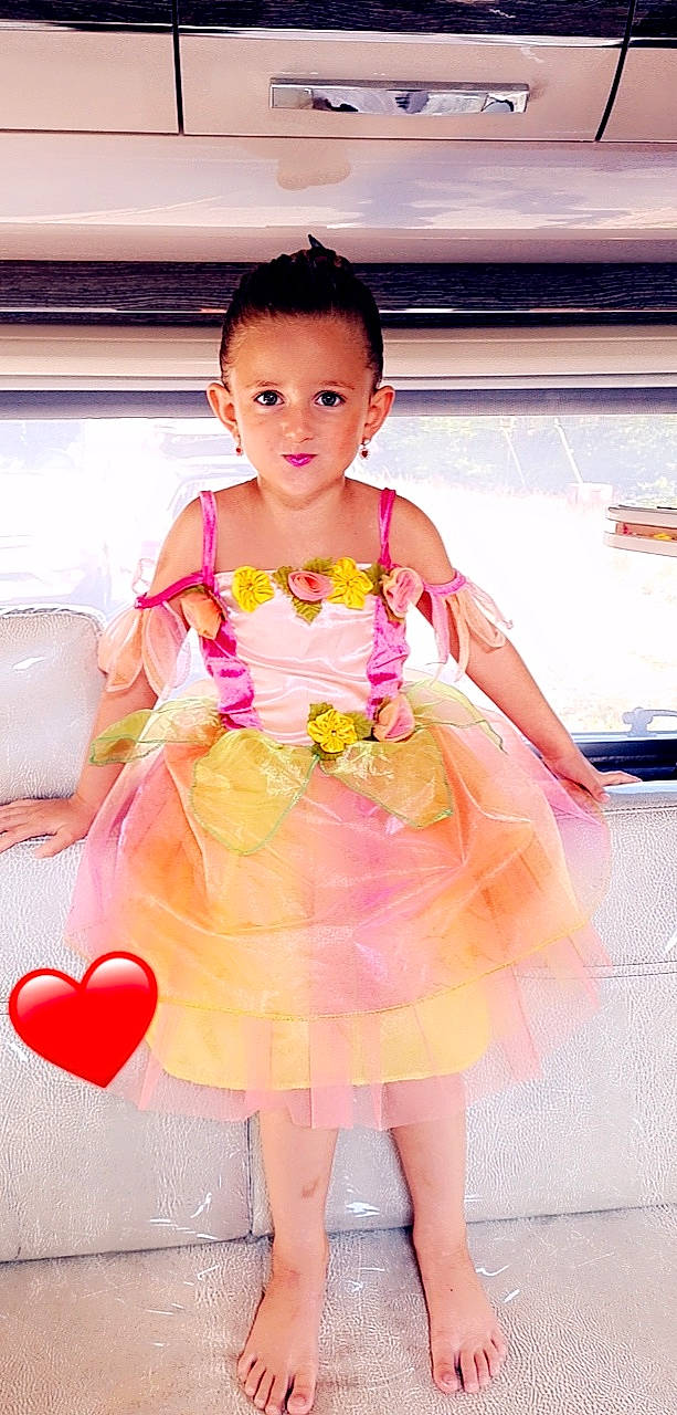 Guélia participe au concours pour gagner de l'argent avec cette photo : abdomen, baby_toddler_clothing, beauty, child, day_dress, dress, embellishment, event, fashion_design, fun, happy, human_leg, magenta, peach, person, pink, skin, thigh, toddler, trunk